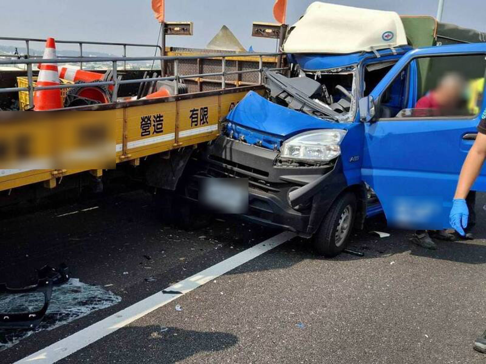 小貨車追撞工程車車尾,駕駛受傷自行下車。圖/彰化縣消防局提供