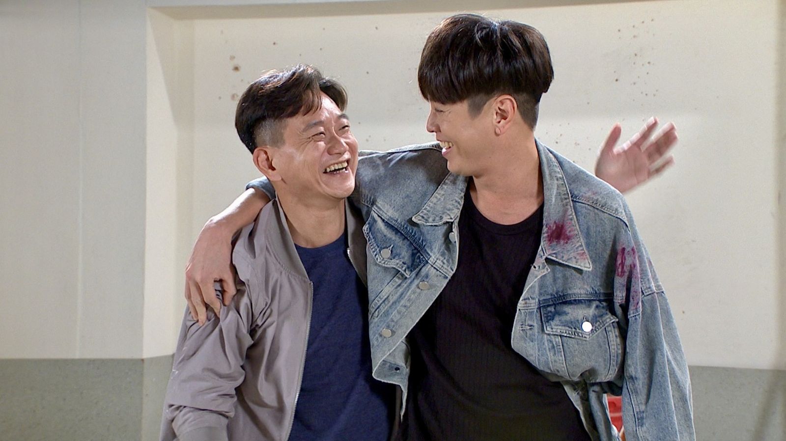 陳家逵（左）劇中為救吳東諺而犧牲。民視提供