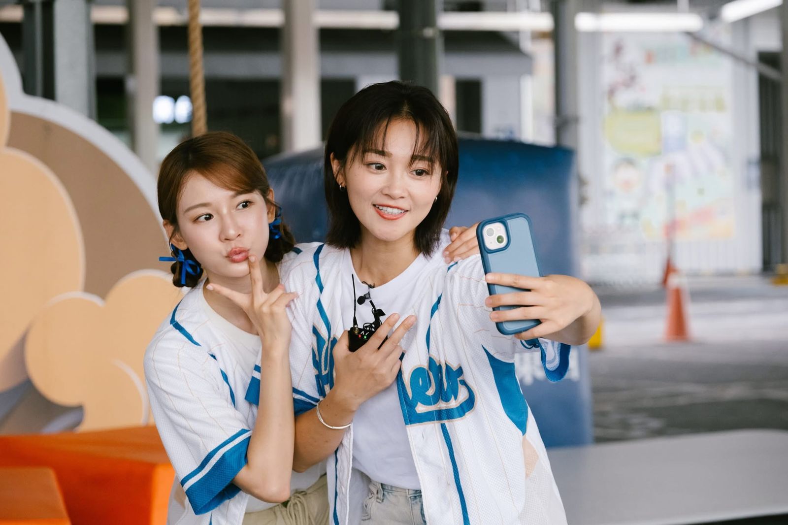 張文綺(右)和林莎(左)也是主持班底。翻攝全村的希望臉書