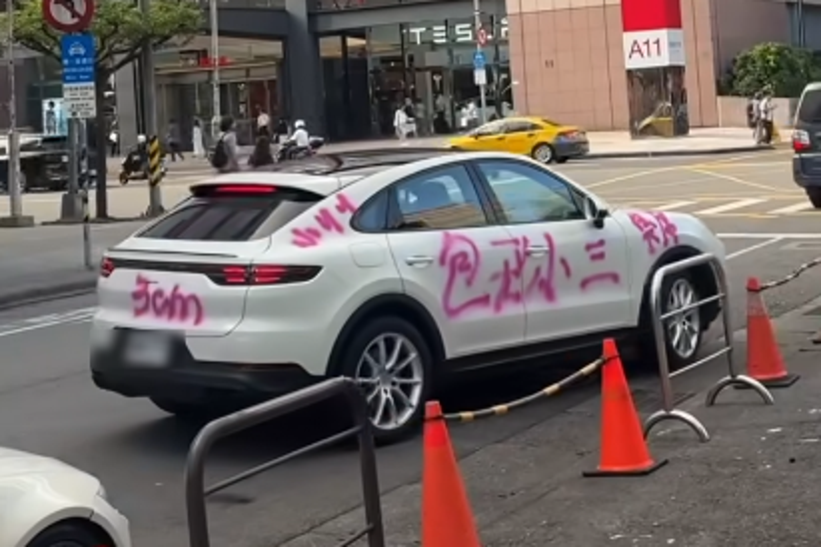 一輛白色保時捷遭噴漆「包養小三、渣男、3cm」。圖/翻攝自爆料公社