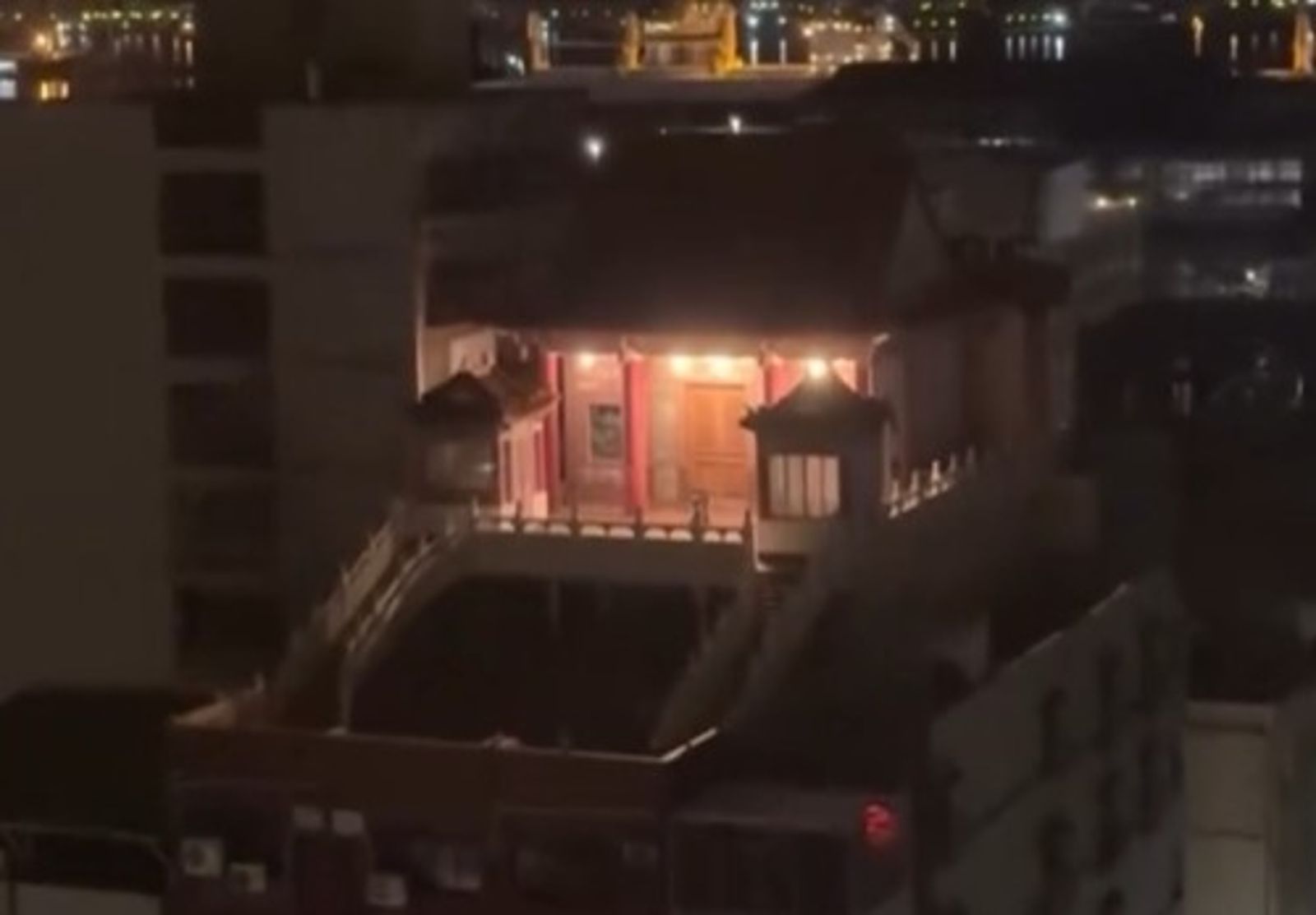 高雄違建新高度！透天頂樓成宮廟「還有天宮爐＋分流樓梯」…拆除卡關原因曝