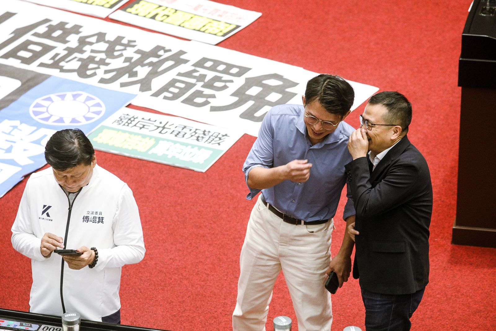 藍白休想用普發現金打發人民