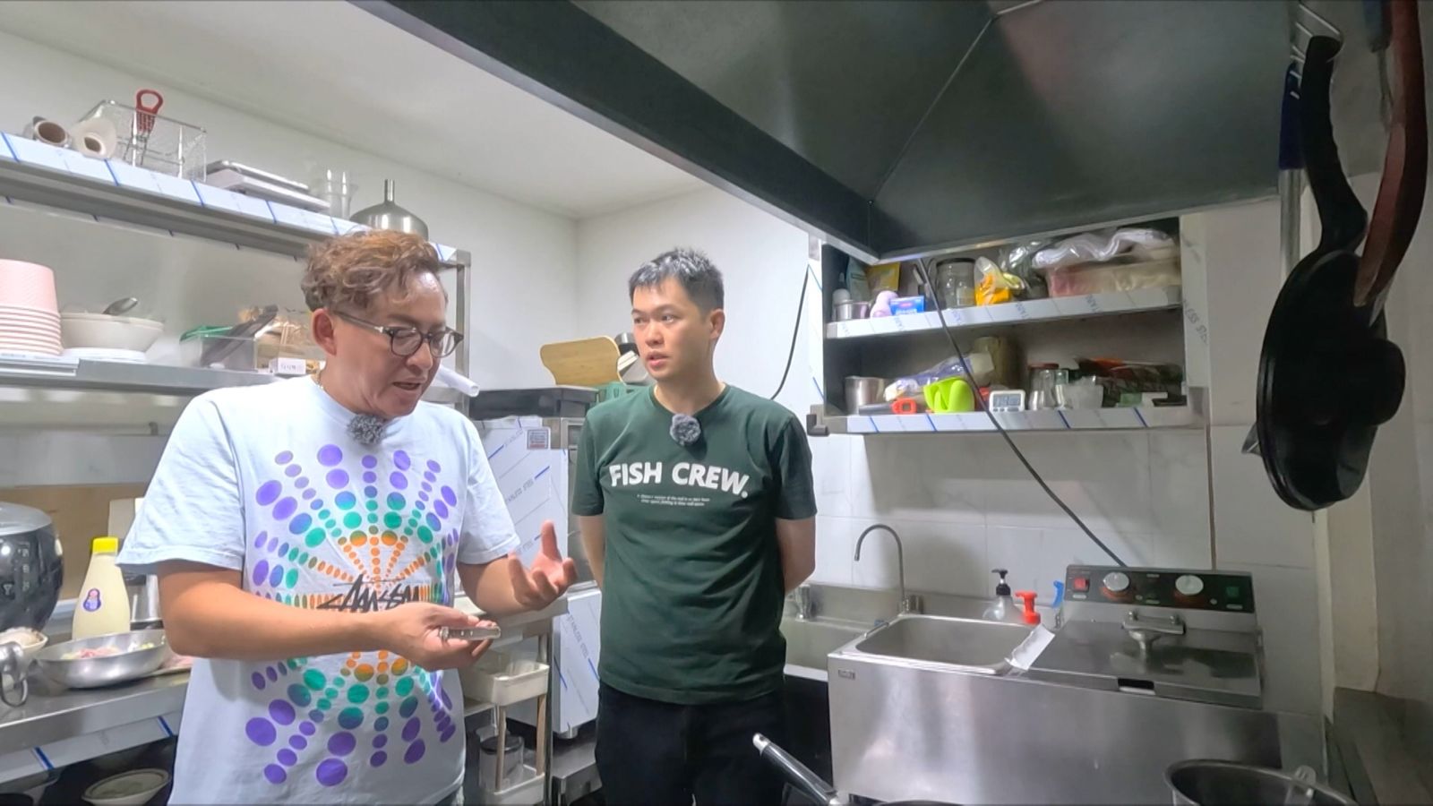 宋伯視詹姆士(左)為偶像,自學廚藝且在南韓當地開臺灣餐廳。公視台語台提供