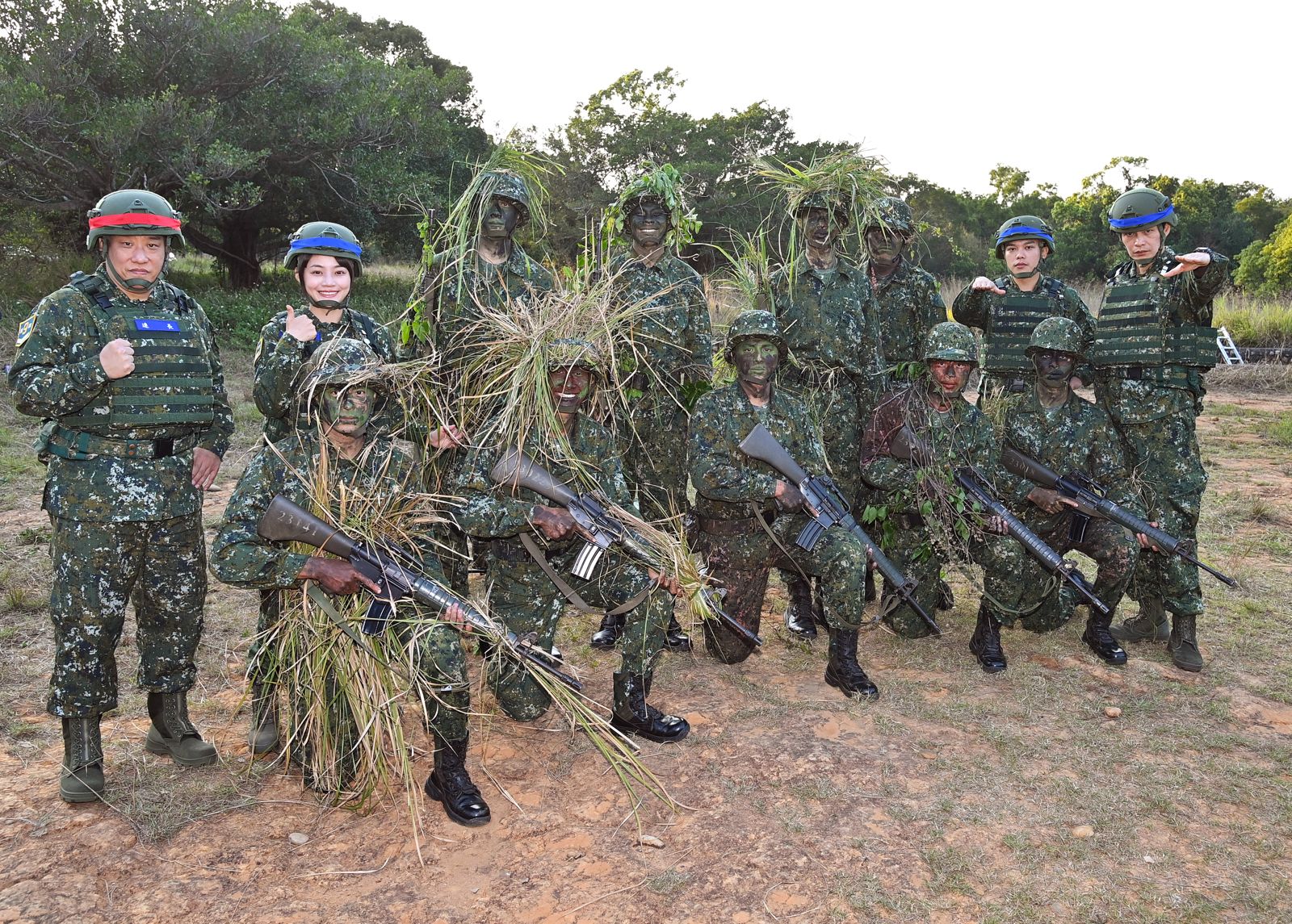 偽裝成功！ 星兵們就地取材，通過「欺敵」考驗。台視提供