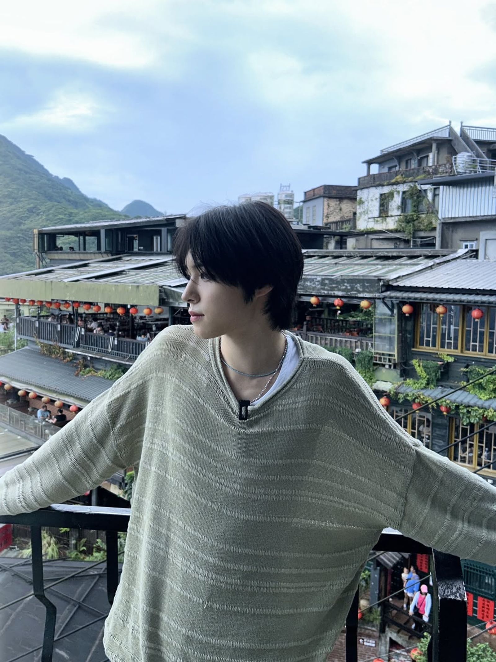 KEYVITUP日前來台抽空到九份觀光,中文擔當SENA拍下紀念照。翻攝IG@keyvitup_inkode