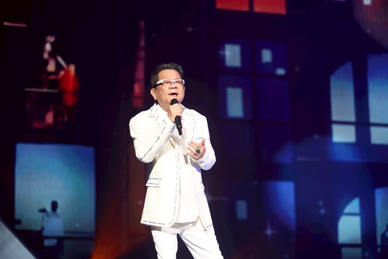鄭進一10日登藍寶石演唱會開唱。高雄流行音樂中心提供