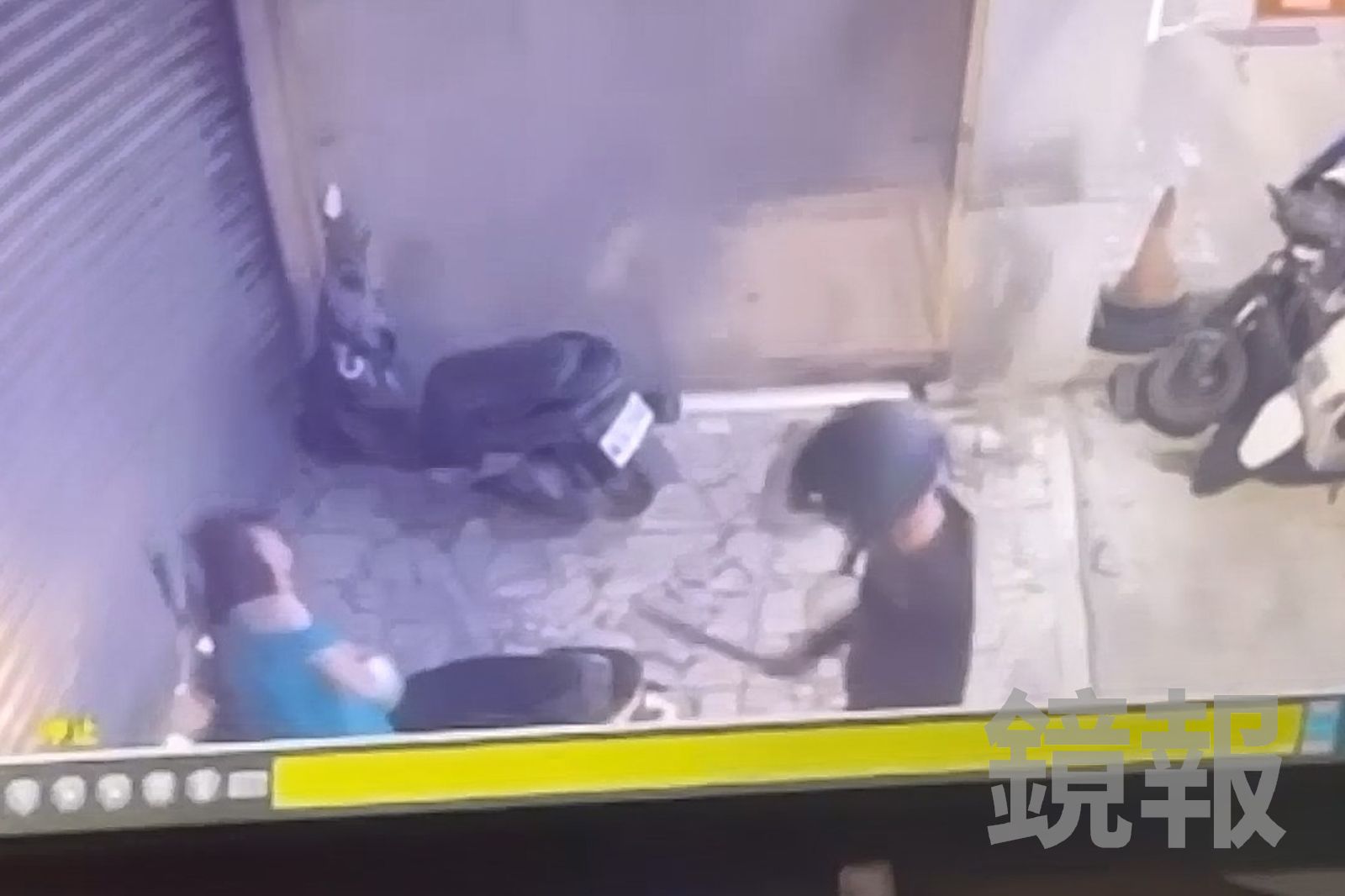 獨家/保護令比不上安全帽! 鶯歌男當街持刀狂砍女友頭 西瓜皮擋死劫爆血畫面曝