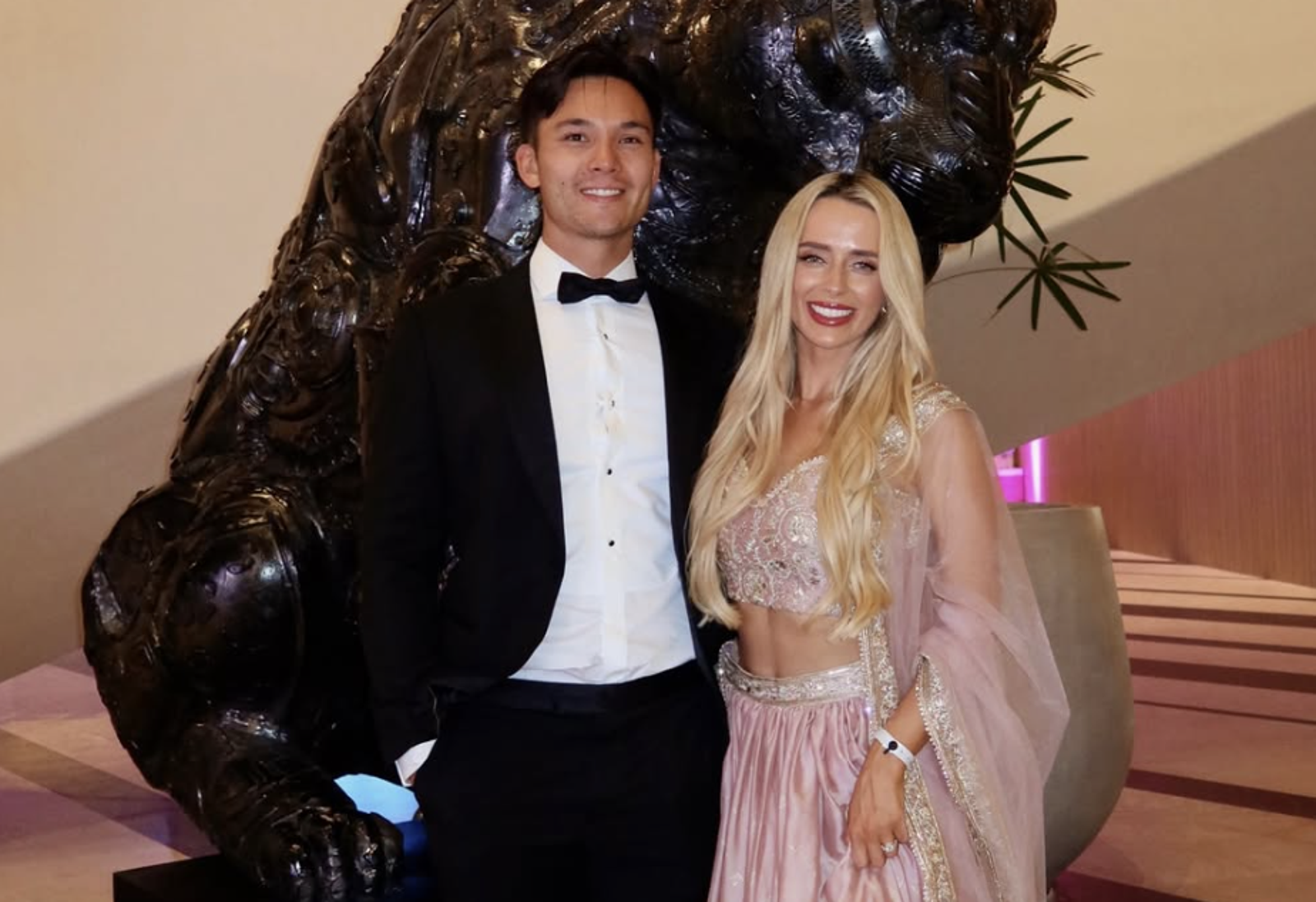 費仔新婚4個月辣妻超狂學歷曝光　漢娜有顏、有腦太完美！爆乳婚紗照讓老公自誇幸運