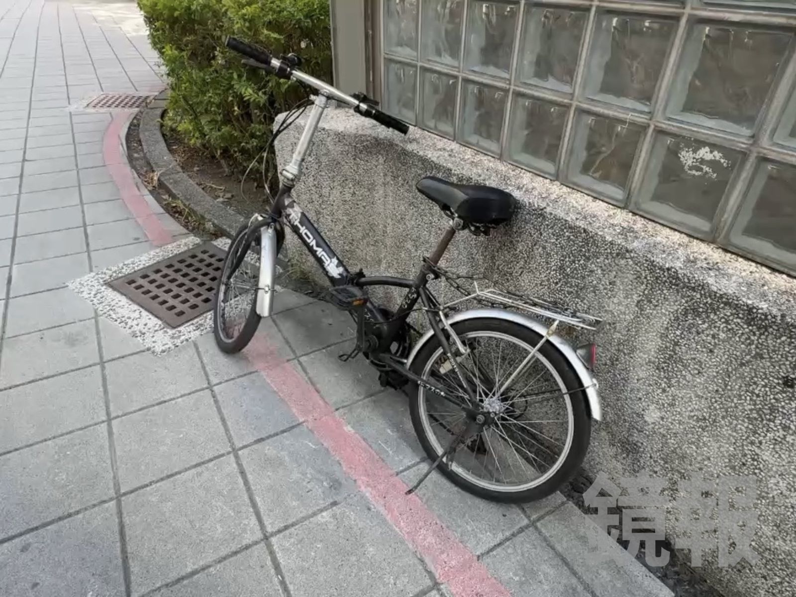 嫌犯遭逮捕後腳踏車還遺留在現場。翻攝畫面