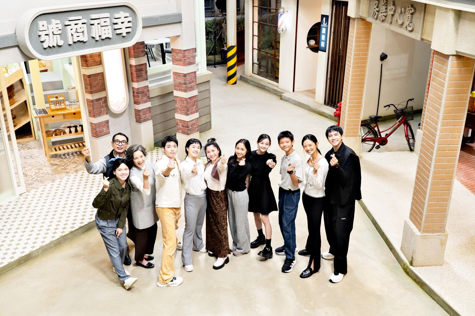 大愛電視拍攝情境喜劇《大愛街二巷》。左起:余子嫣、謝其文、柯素雲、侯彥西、嚴正嵐、阮安妮、宋亭頤、邵奕玫、洪君昊、吳奕蓉、潘君侖等參加演出。大愛電視提供