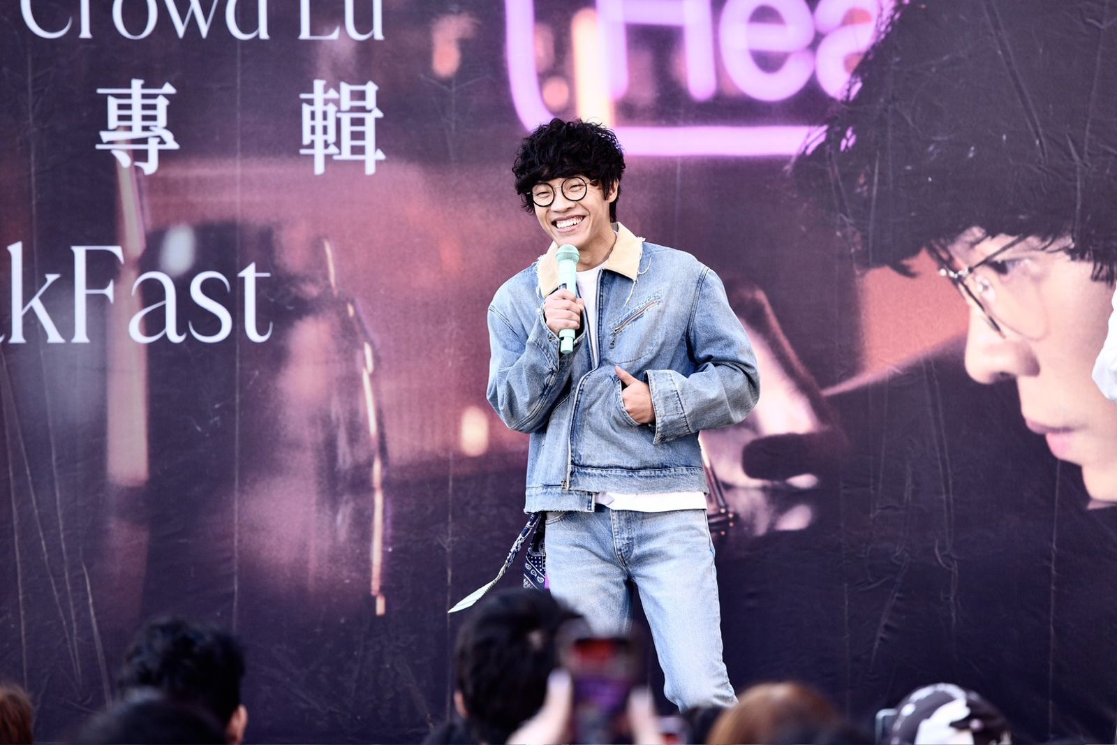 盧廣仲簽到手軟!3000粉絲擠爆北車 簽唱馬拉松持續8小時