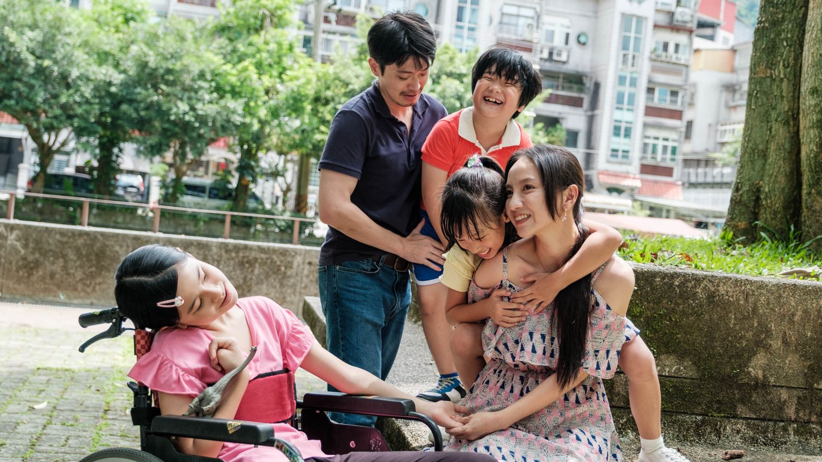 張芹瑜(左)演出腦麻女童,龍步晞(後右)演技自然,雙雙入圍金鐘。圖/客家電視台