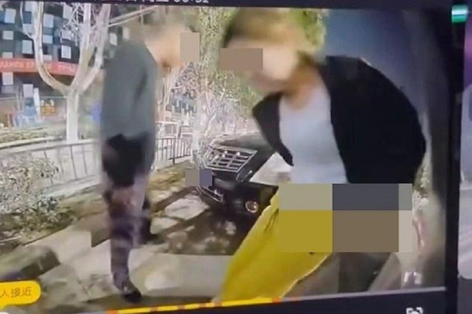 中國女隨地便溺再進化！同時激情熱吻不亂噴尿　事後不清潔嚇壞車主