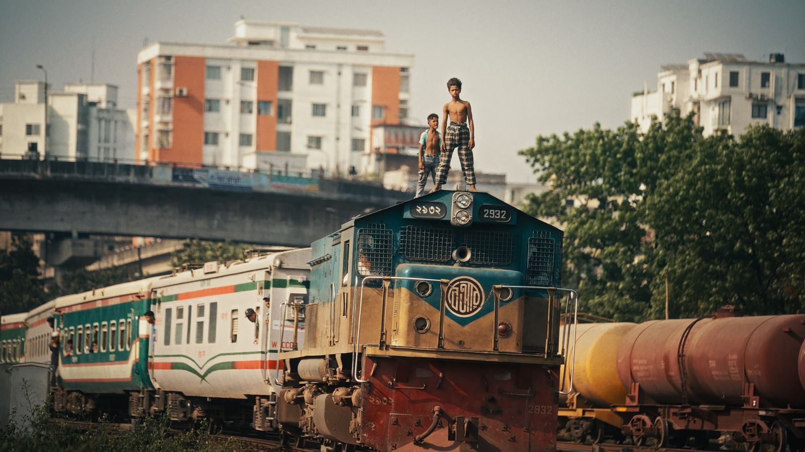 每天10萬人返鄉卻買不到票！孟加拉人爬車頂拚回家　他直擊殘酷現實