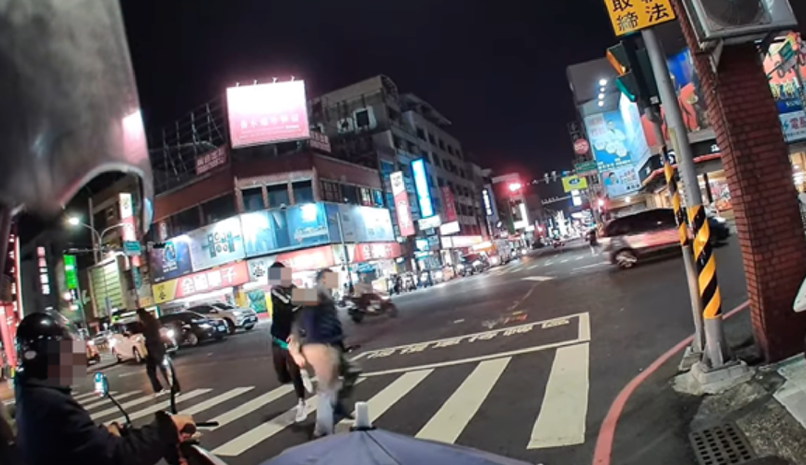 台南驚傳隨機砍人　按摩師持足療刀派出所前狂刺路人　 男腹部重創大噴血