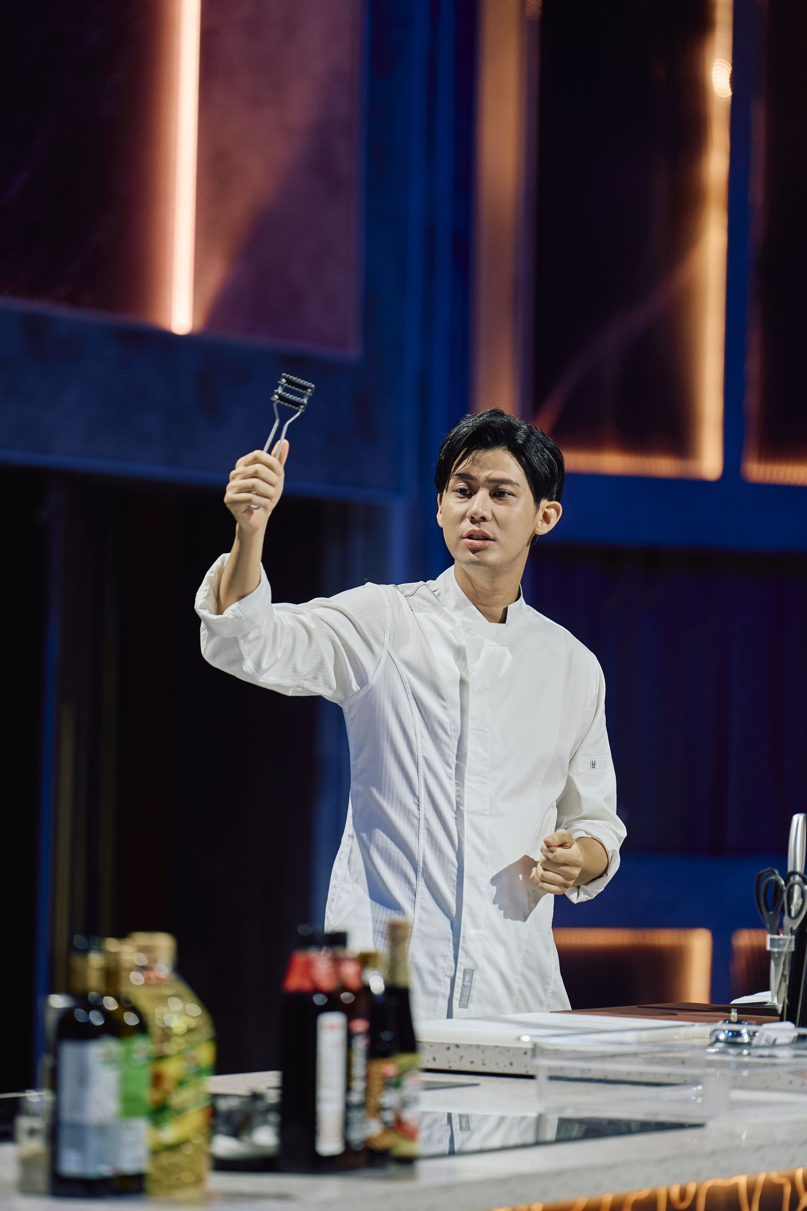 李玉璽首次挑戰除魚鱗。華視提供