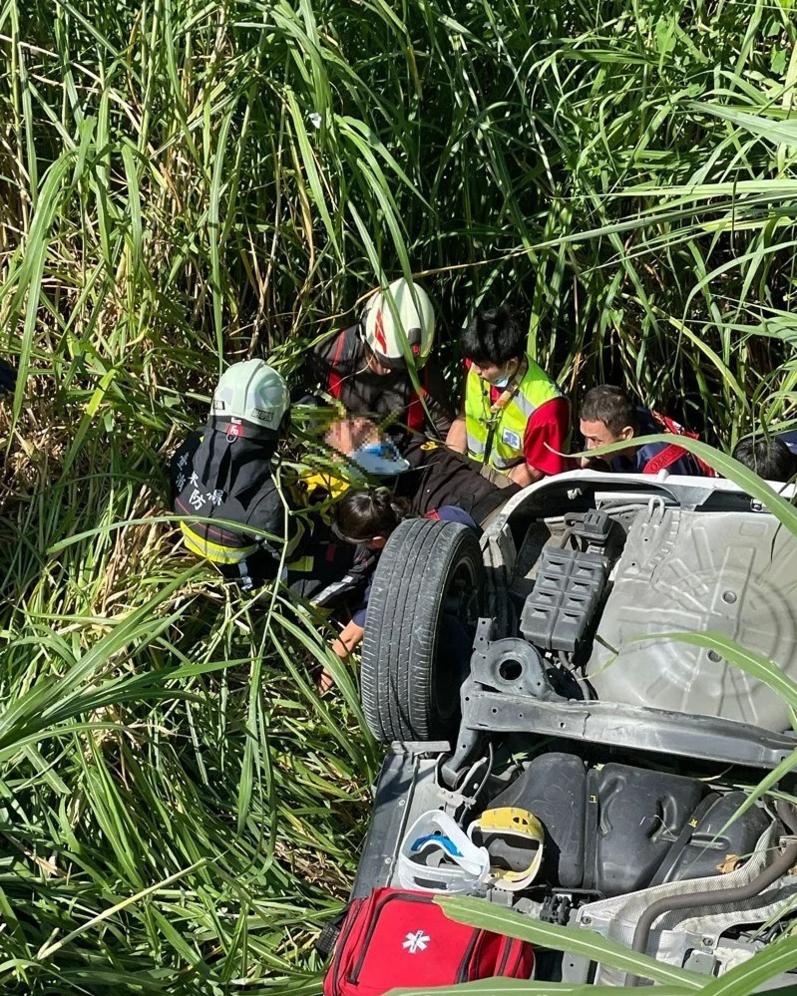 台東驚險墜橋!疲勞父開車翻落河床 2歲女童哭喊獲救幸無大礙