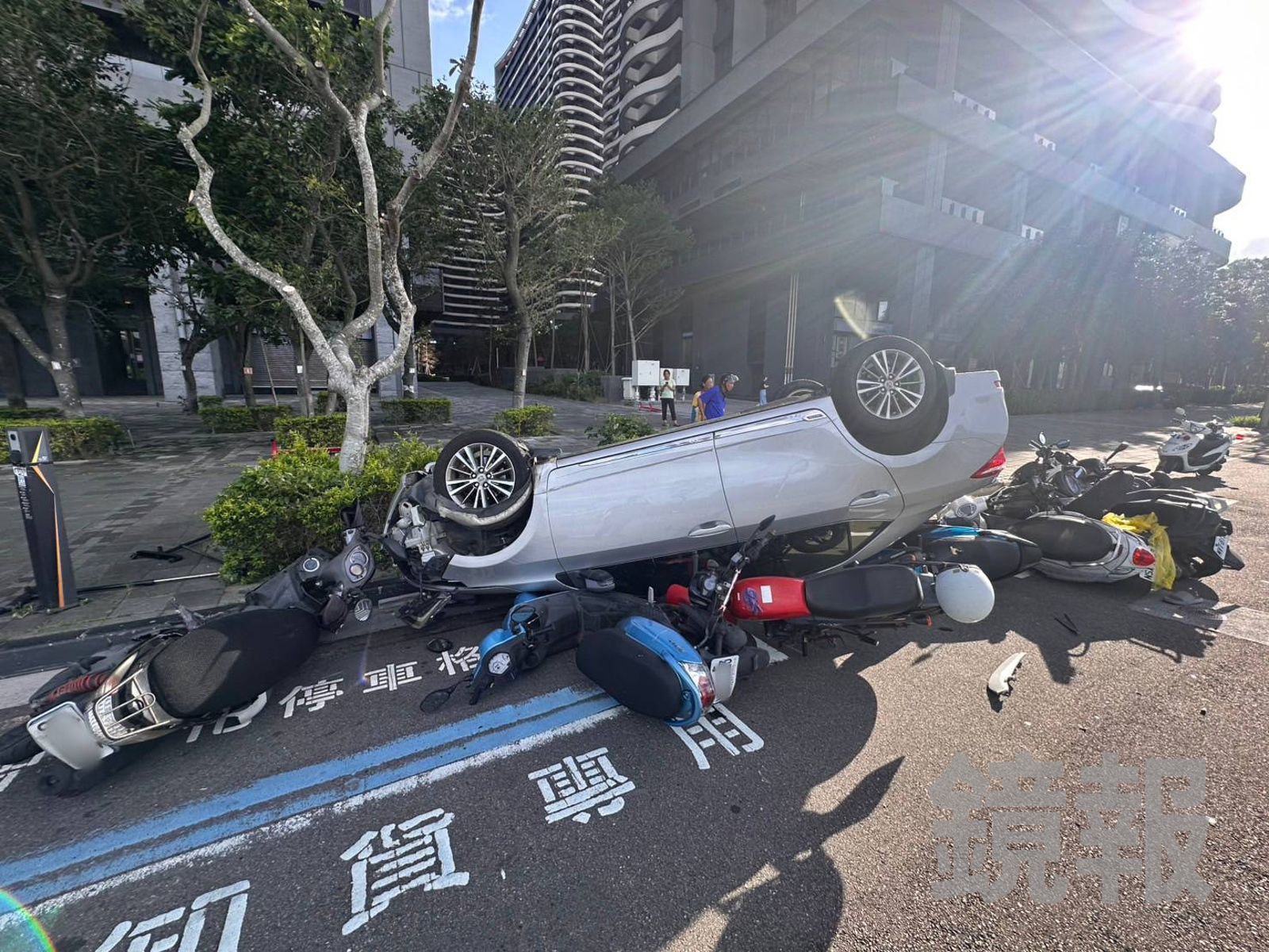 影／淡水「汽車保齡球」　轎車撞翻10機車