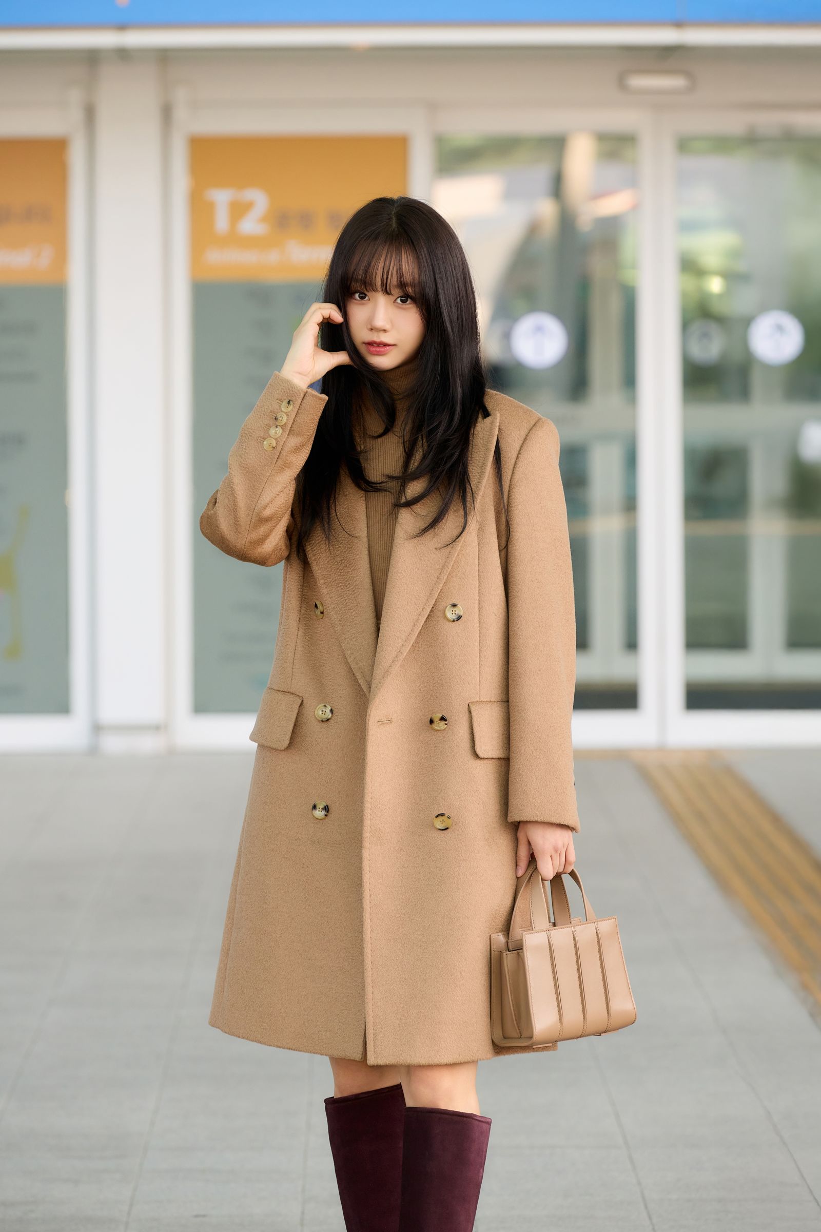 惠利手上拎著品牌經典的Whitney Bag。品牌提供