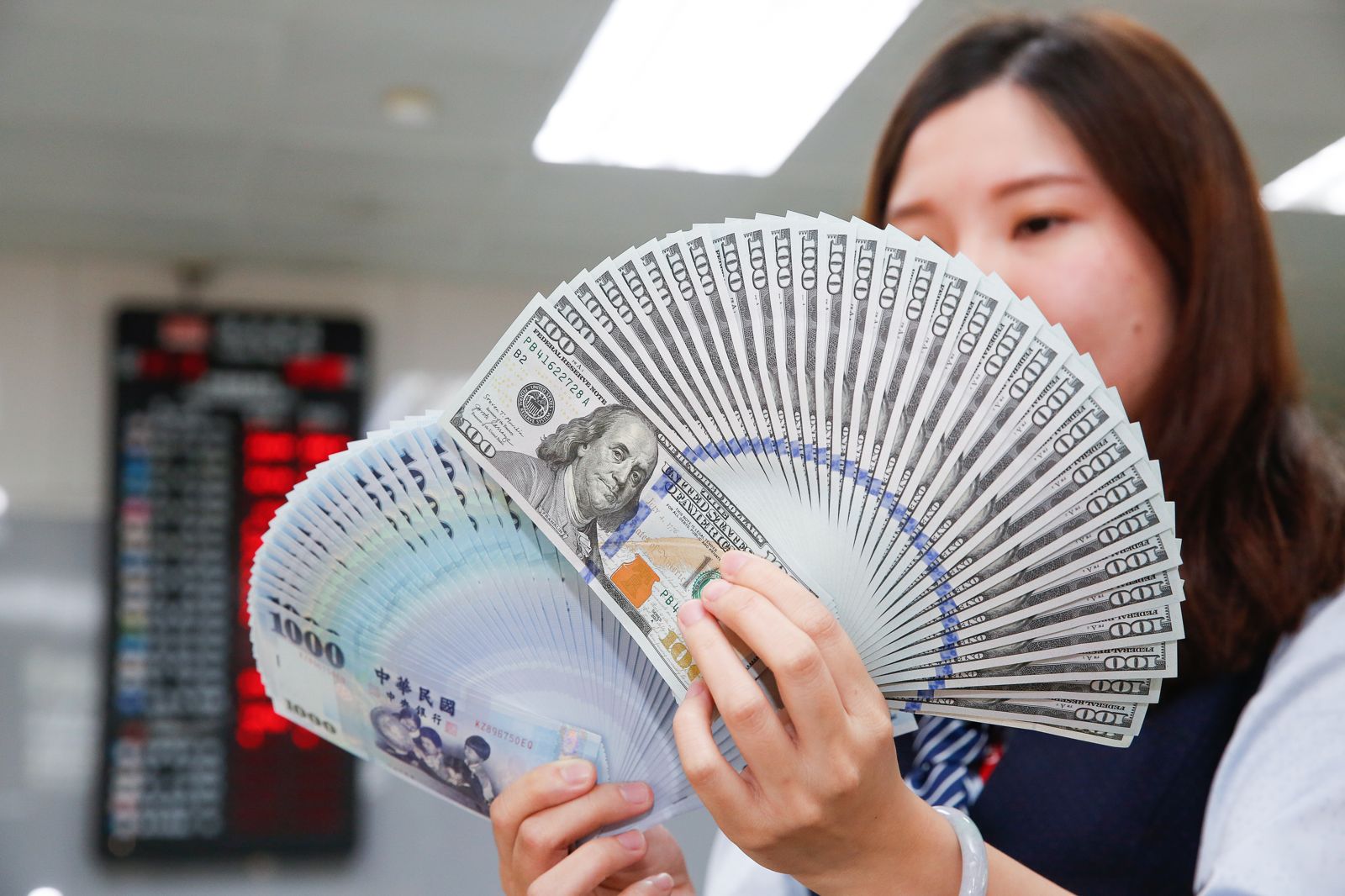 台幣狂飆元凶找到了　是壽險避險造成　