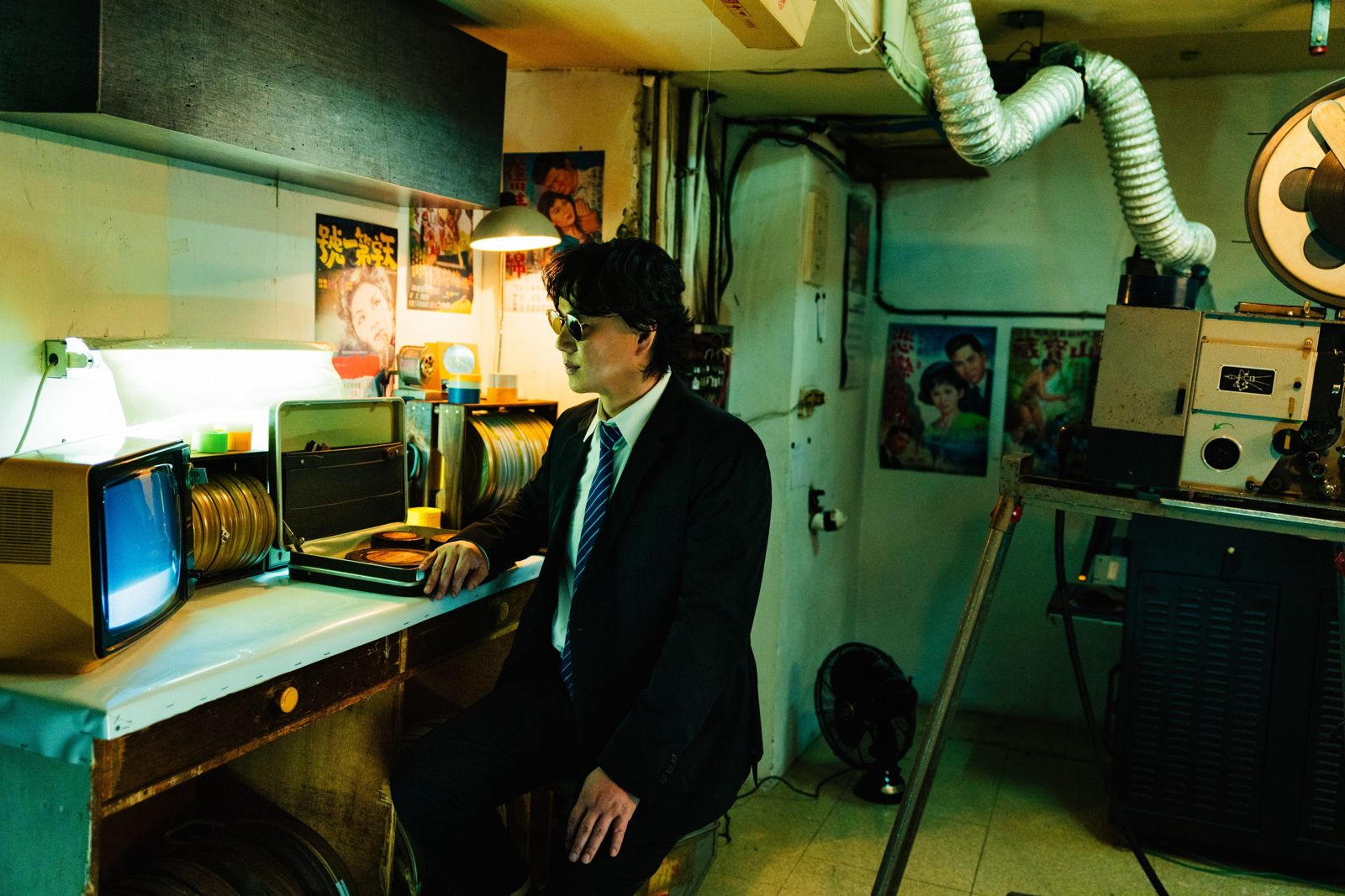 蕭煌奇隱身電影院畫面曝光,身邊妙齡女子竟不是新婚妻。華納音樂提供