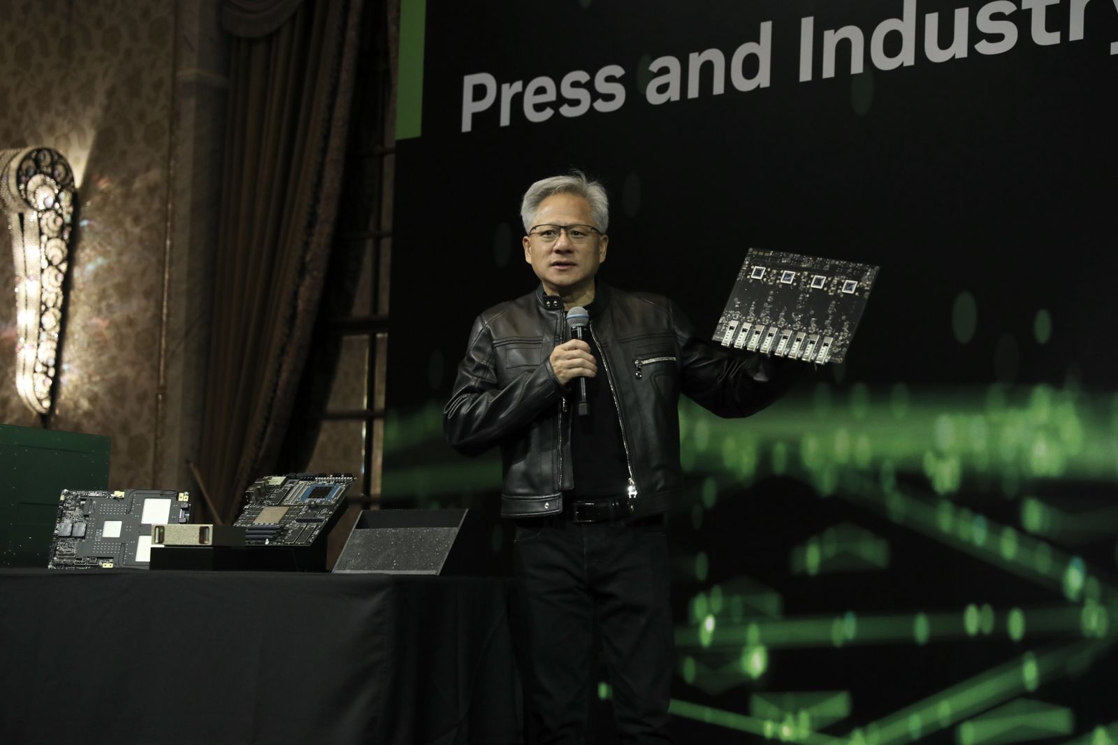 為何開放「護城河」NVLink給外人用？黃仁勳親自解密