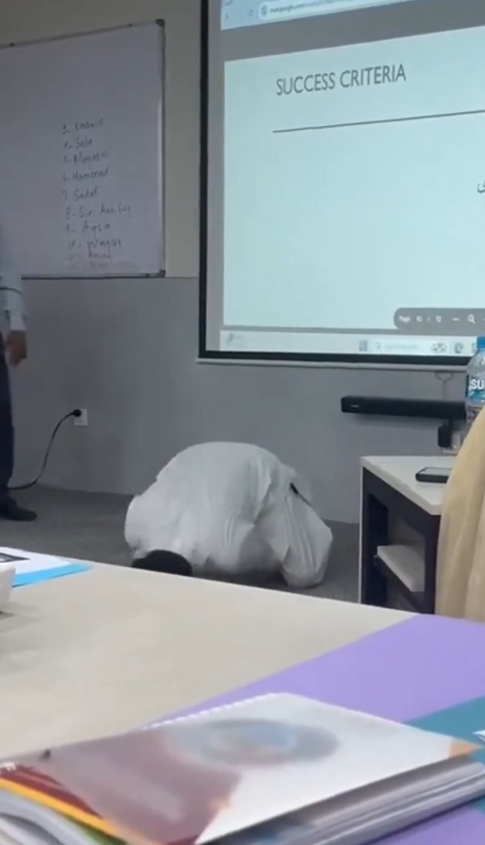 尼亞茲痛苦倒地。圖／翻攝自X