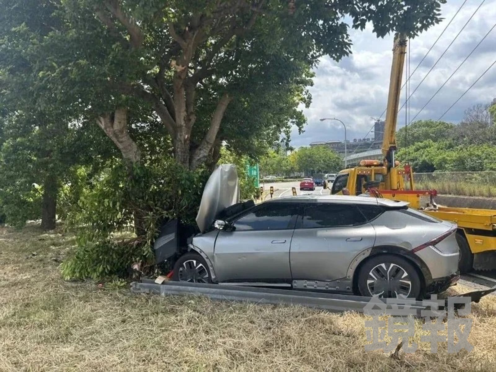 電動車撞上路樹樹幹才停了下來。國道警方提供