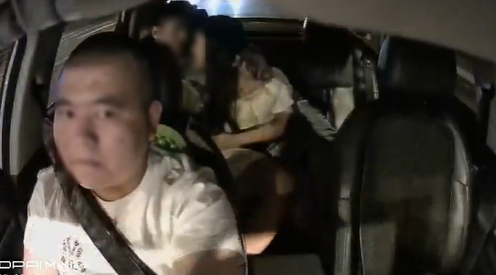 情侶「車上飲食」女子低頭狂吃 老司機無言!網怕急煞車:那根啪斷了