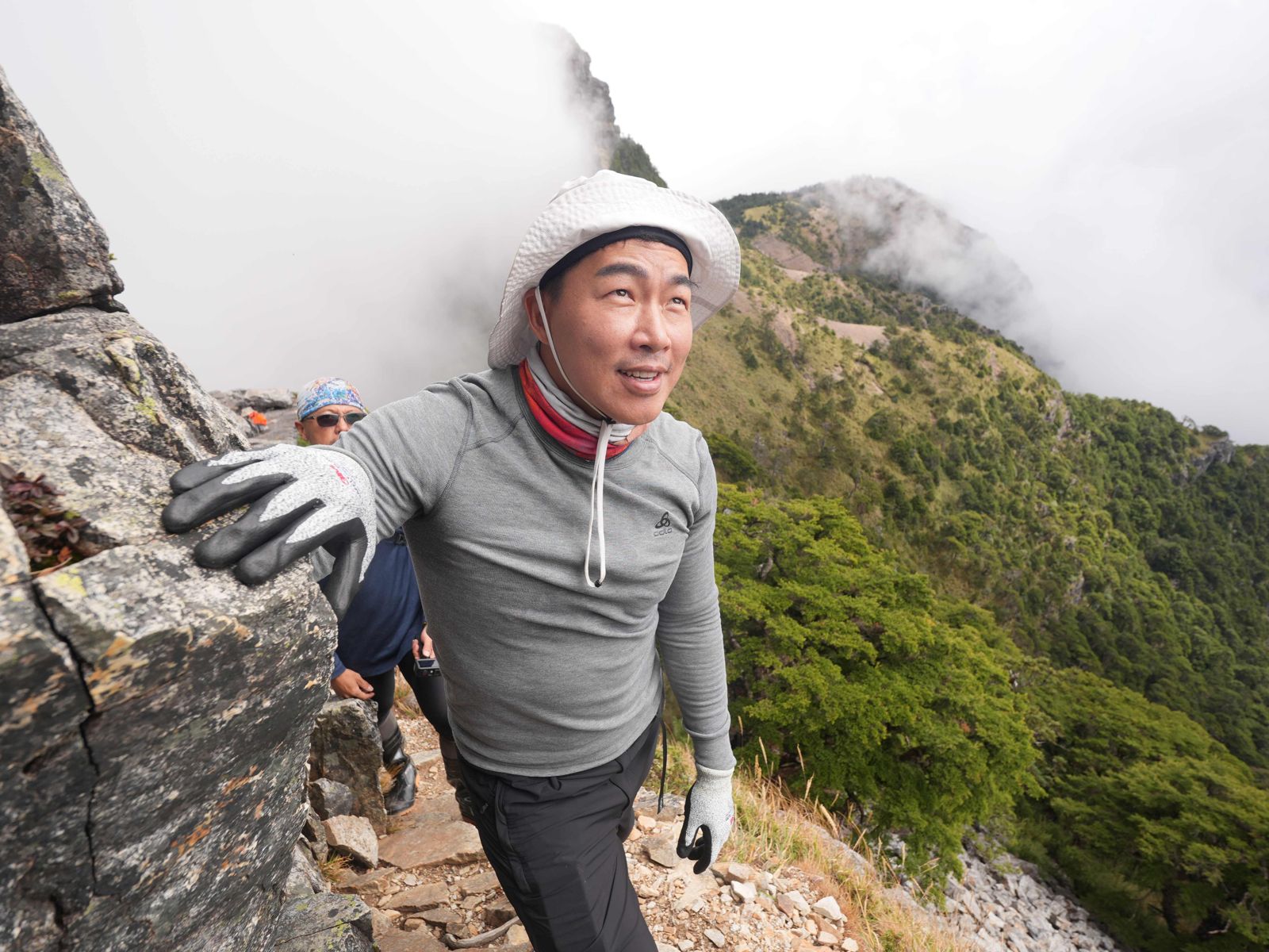 等45年登聖稜線！郭泓志踩碎石坡、攀垂直岩壁　男星踩空滑落流血驚險畫面曝光