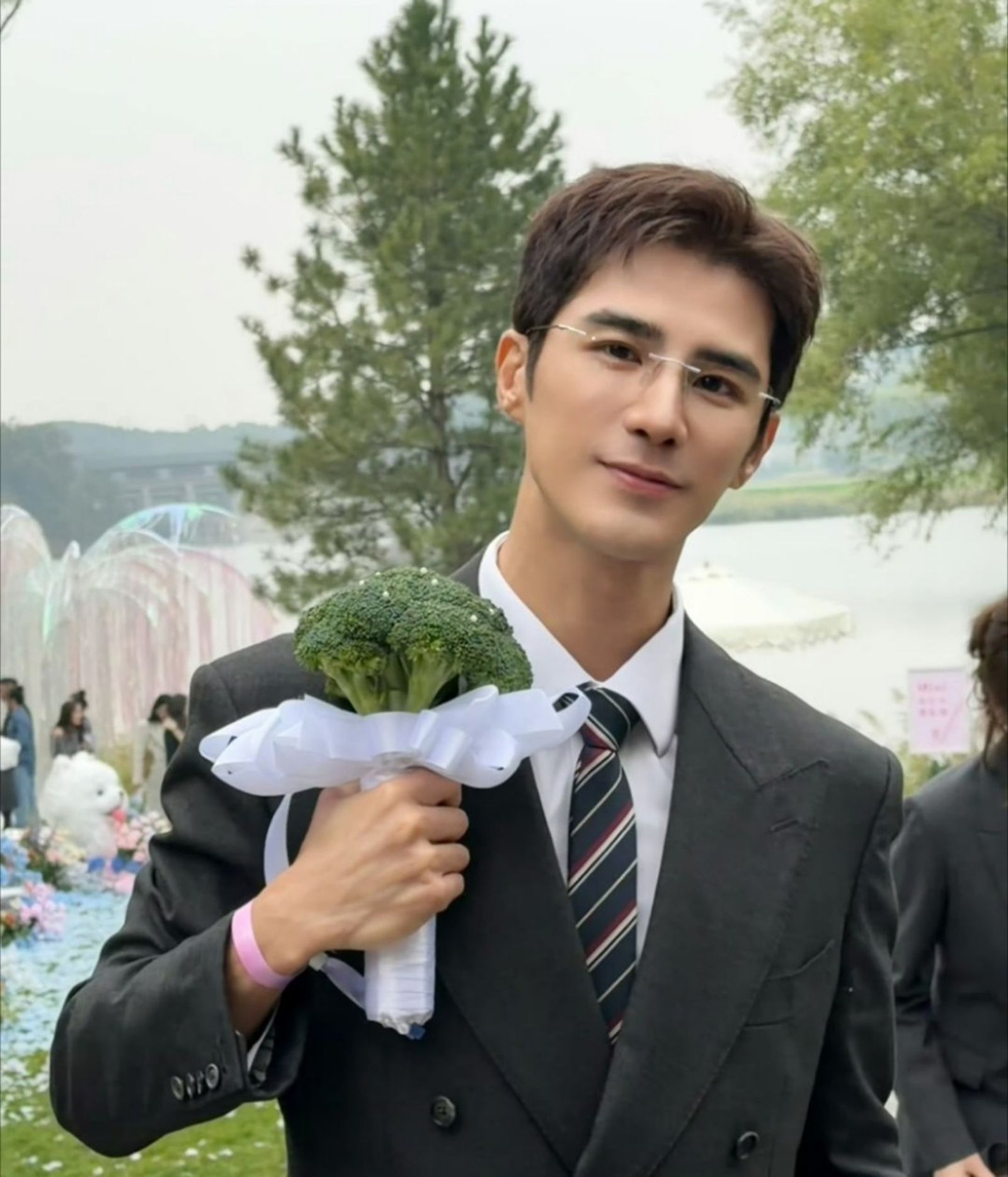 姜潮拿到花椰菜捧花,笑說「幫女兒搶的」。翻攝微博