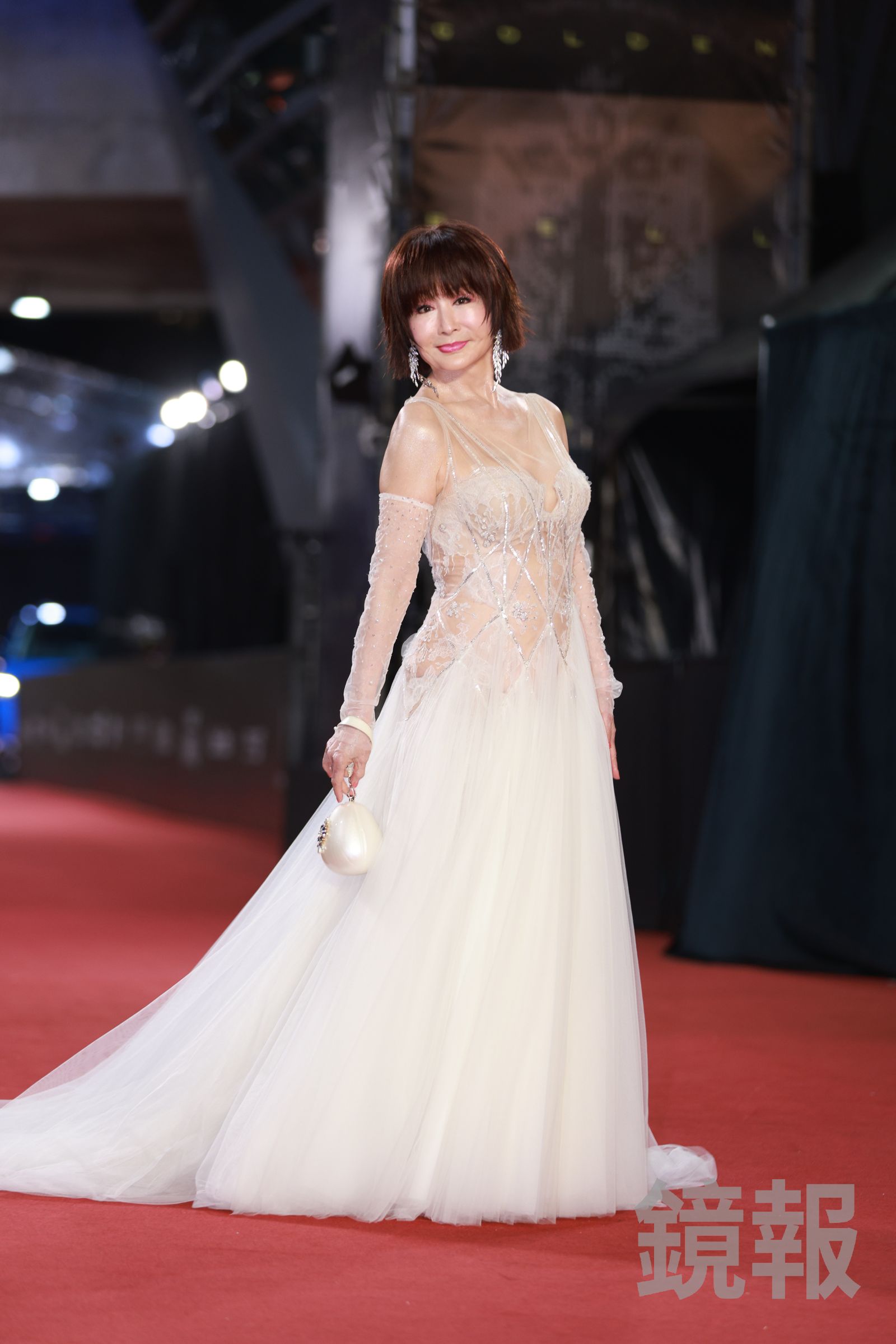 潘迎紫今晚穿了價值破百萬的白色薄紗鏤空戰袍，踏上金鐘紅毯。攝影組