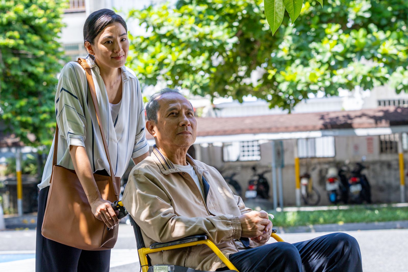 艾偉在《生命的麥田》化老妝嚇哭女兒。左為劇中女兒洪小鈴。大愛電視提供