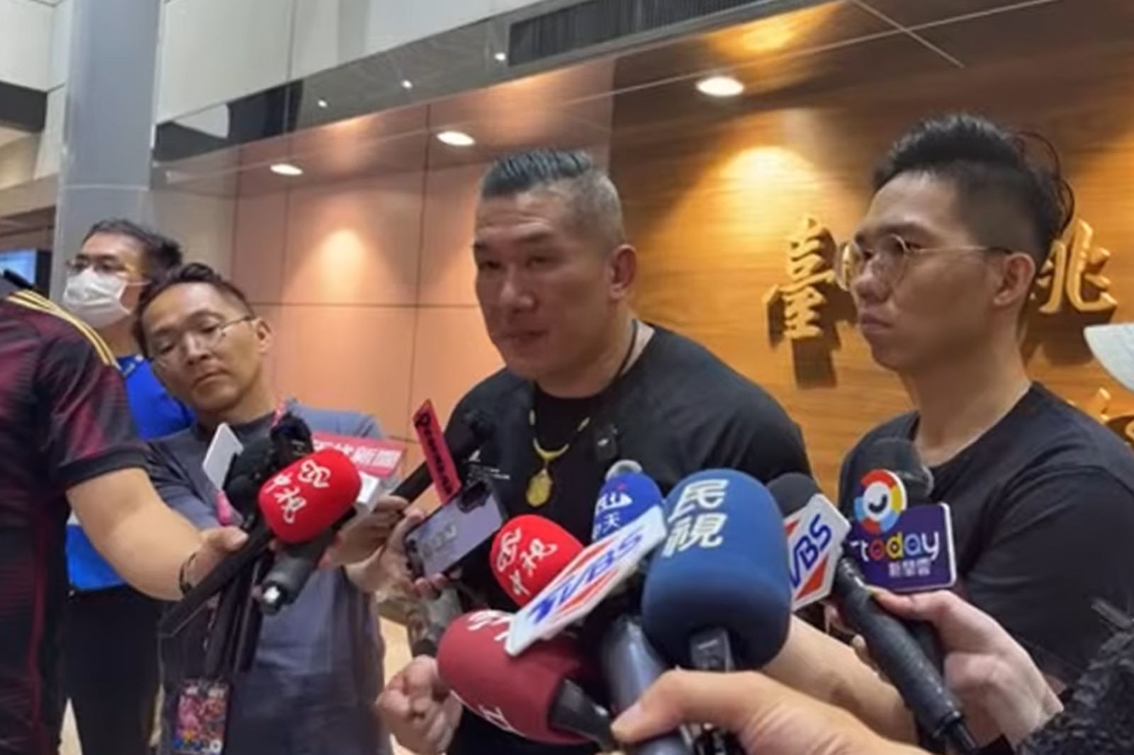 館長一返台就開罵!宣布下一步「阻止該死大罷免」 計畫再去中國