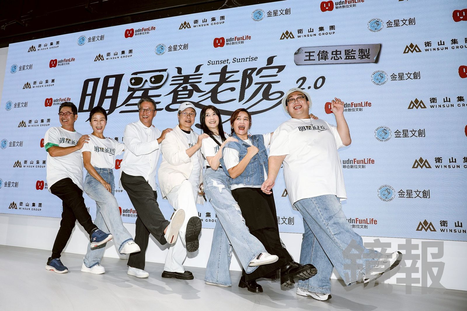 左起洪都拉斯、方文琳、王偉忠、楊烈,黃嘉千、羅美玲、泰國娘娘等人將演出舞台劇《明星養老院2.0》。鄒保祥攝
