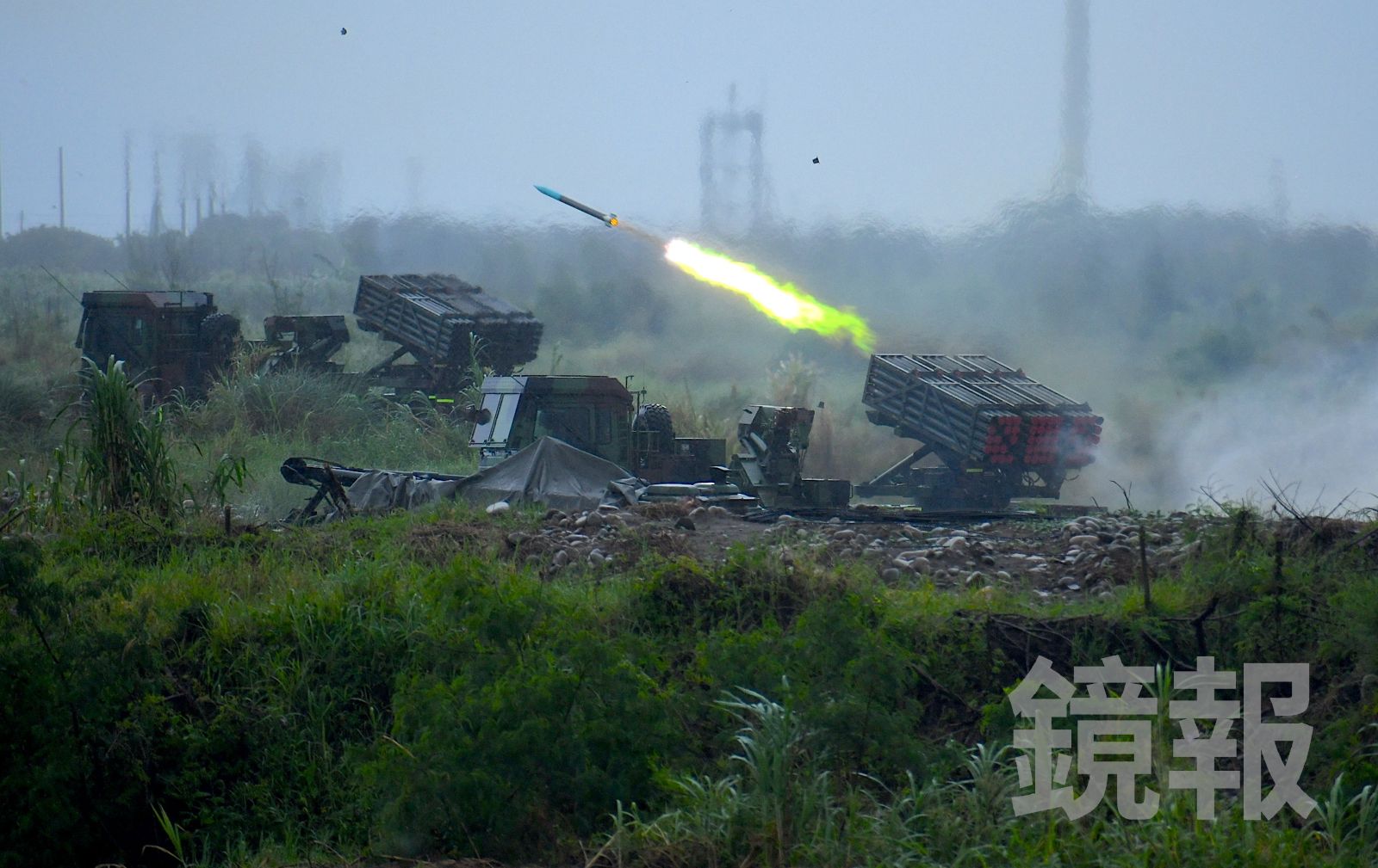 不畏風雨!雷霆多管火箭睽違7年實彈射擊 震撼畫面曝光