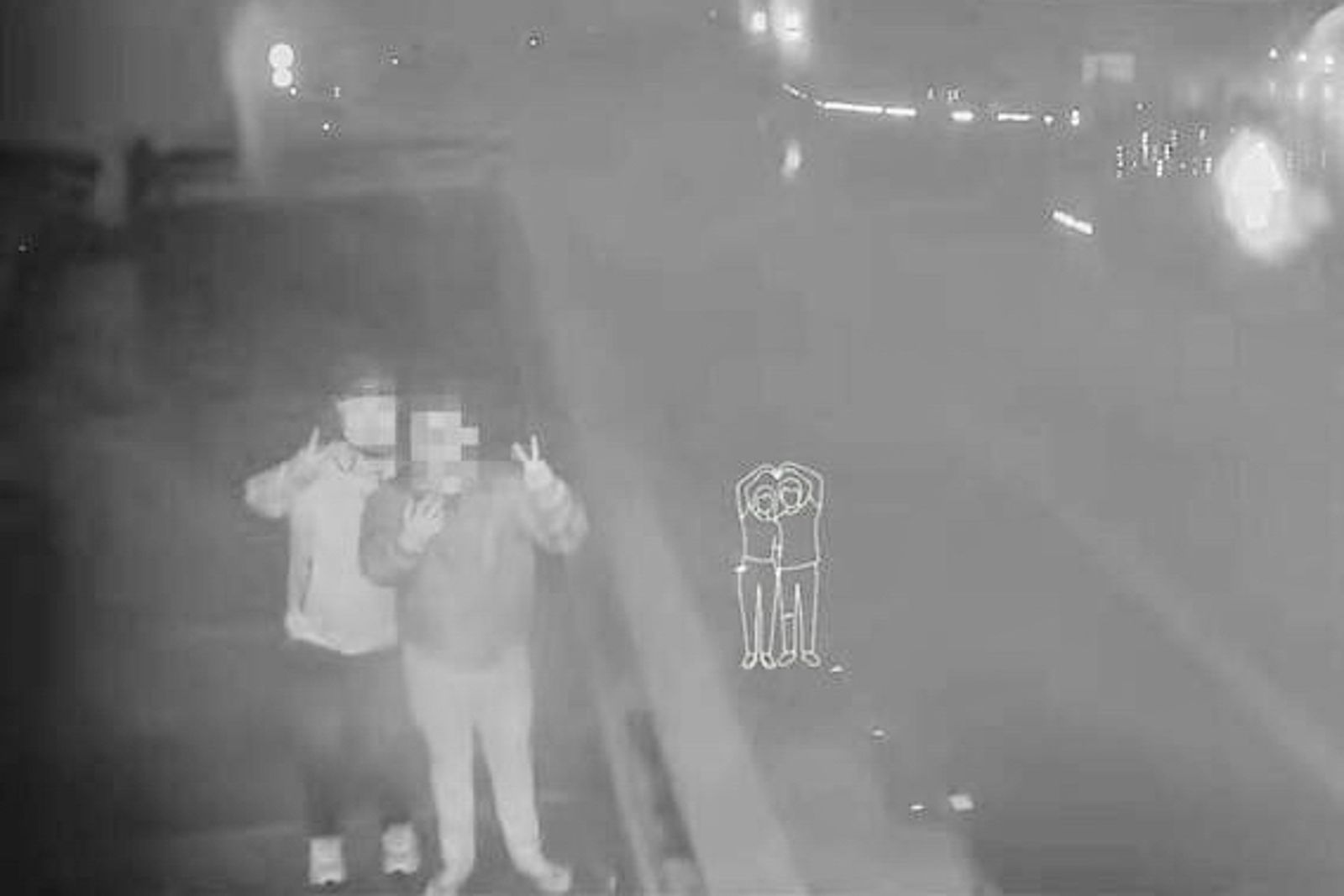 颱風夜兩位民眾衝上合歡山武嶺亭,清晨5點多現身即時影像鏡頭前「比YA」,警方將清查身分、車牌,移送主管機關裁罰。圖/保七總隊第九大隊提供