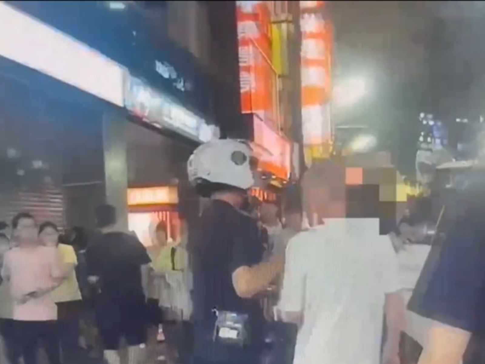 西門町街頭擦撞爆衝突!酒醉男掏剪刀揮舞嗆聲 警帶回裁罰