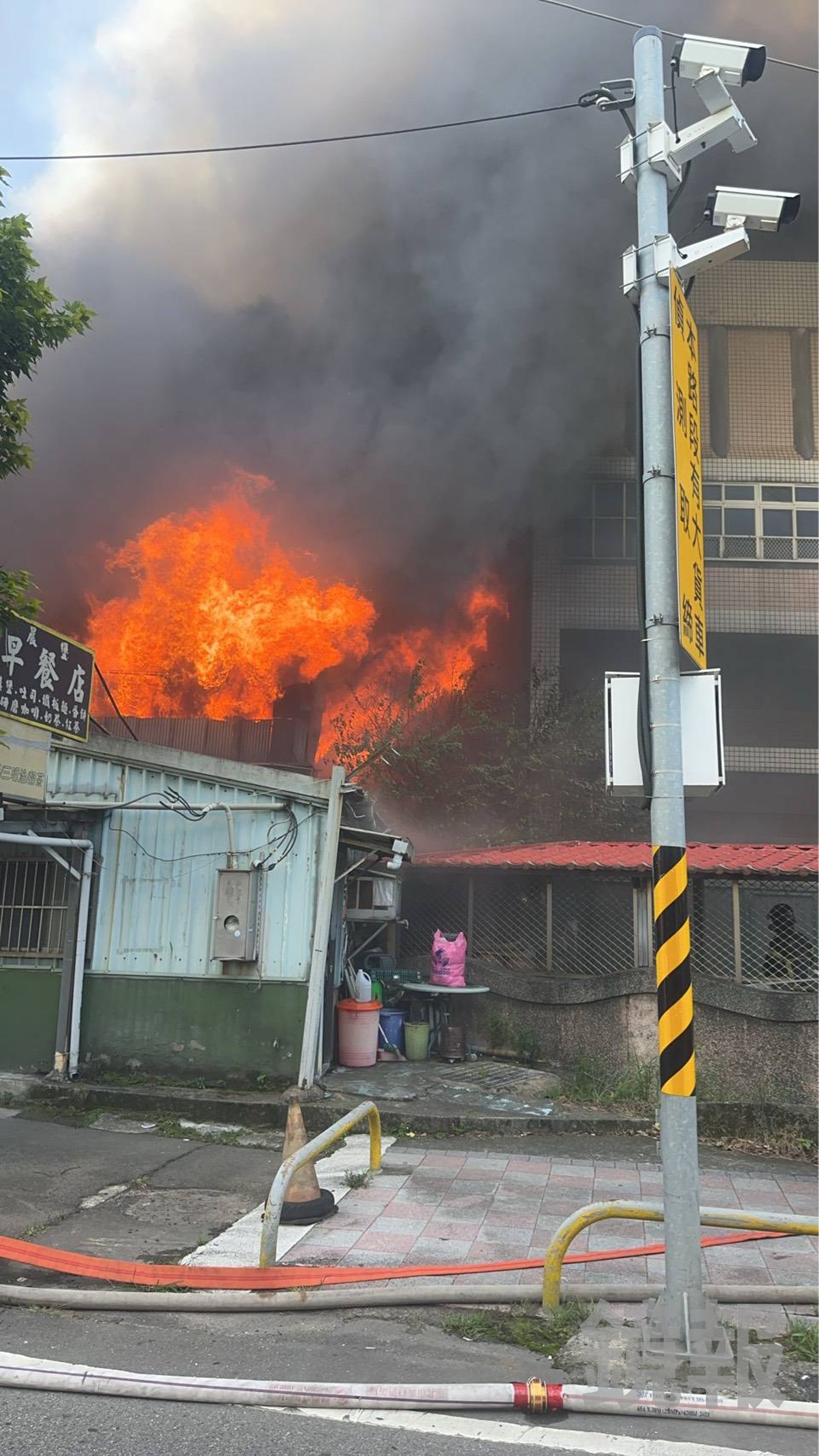 火舌向外竄出。翻攝畫面