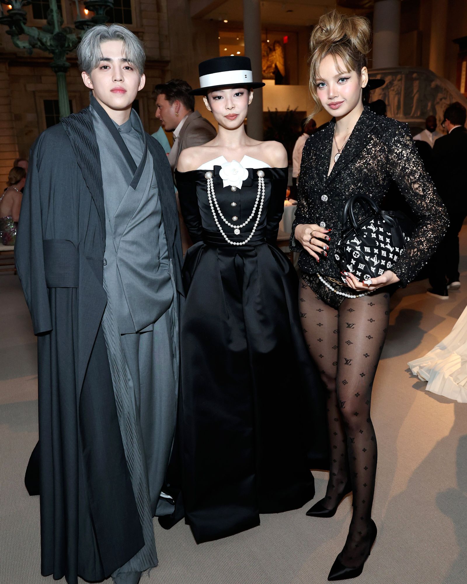 今年首度受邀的SEVENTEEN隊長S.COUPS（左起）與Jennie、Lisa同框拍照。翻攝X