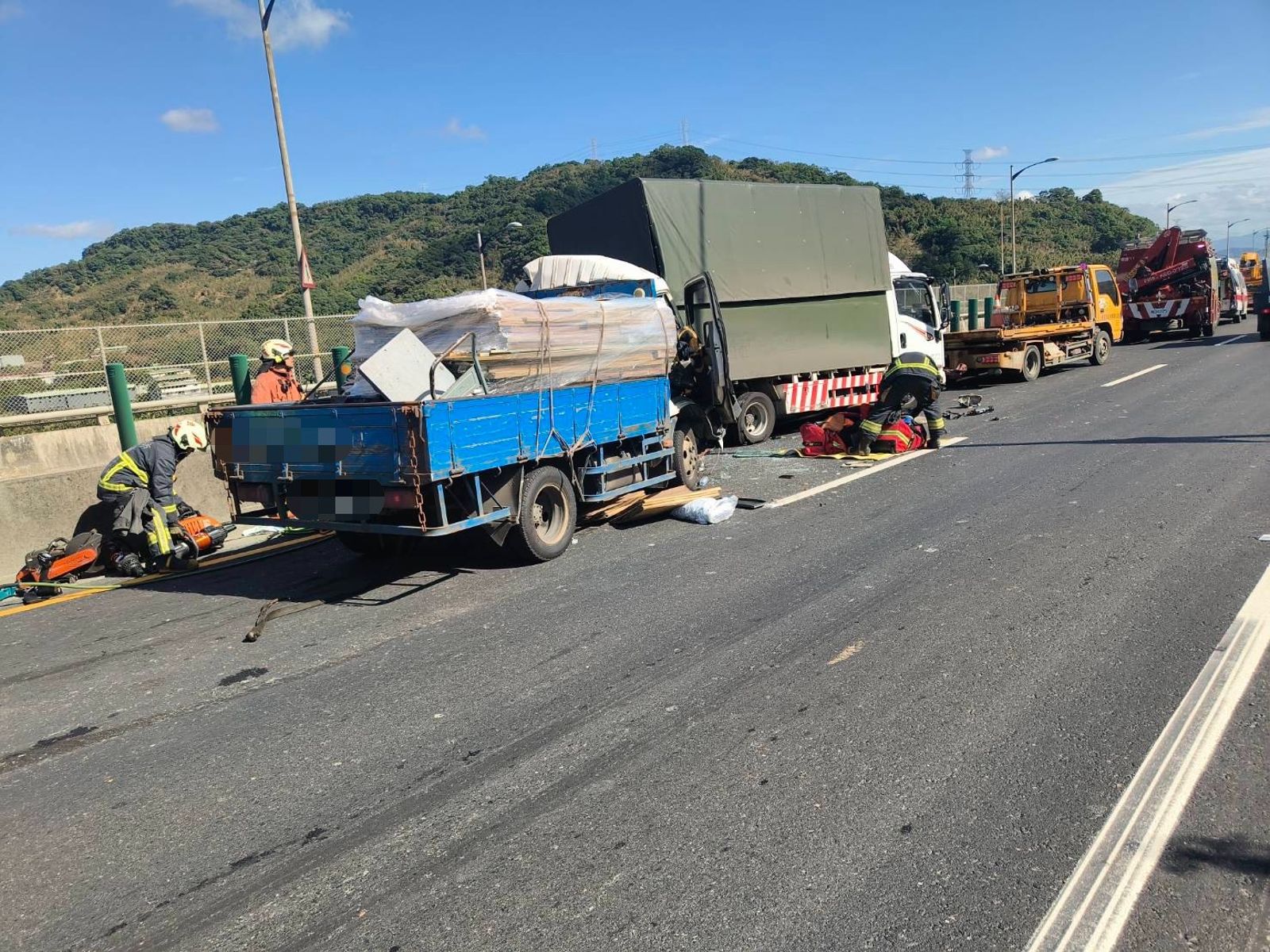 小貨車高速追撞前方大貨車，導致駕駛傷重不治。翻攝畫面