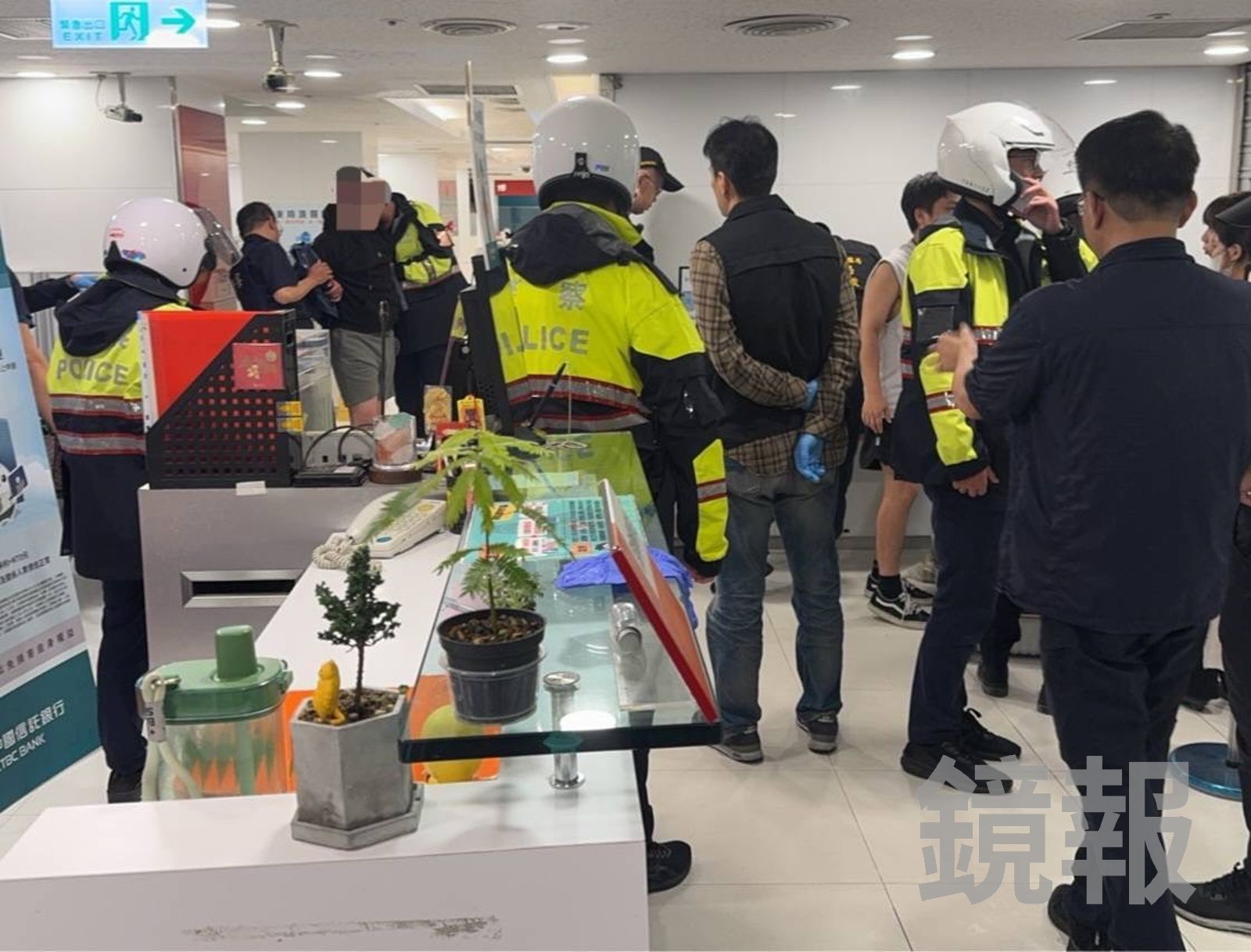 林男被警方壓制，余姓女經理當即爆哭。翻攝畫面