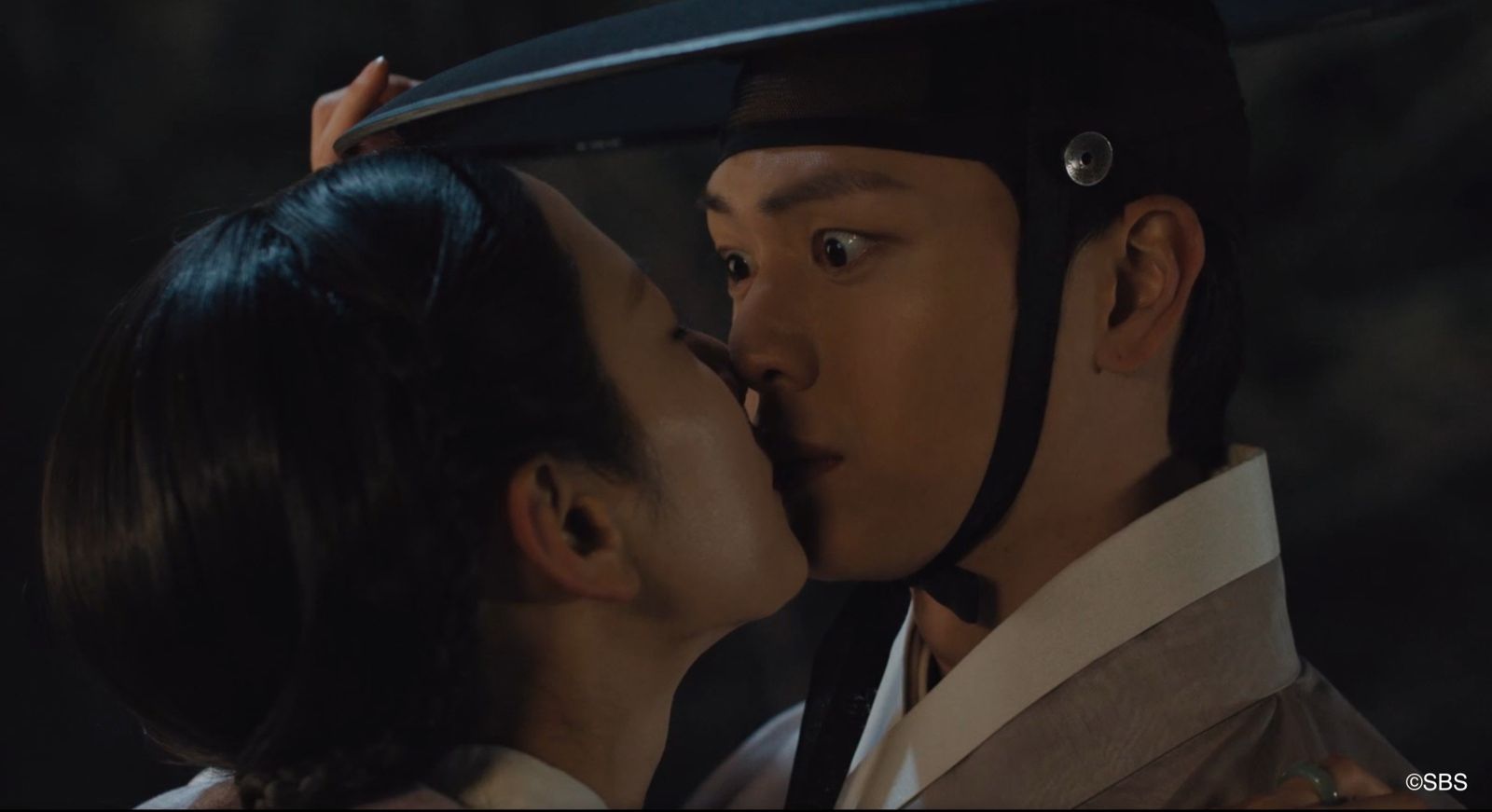 金知妍(左)主動親吻陸星材,網友笑言陸星材驚訝又嘟嘴的表情太可愛。翻攝Hami Video