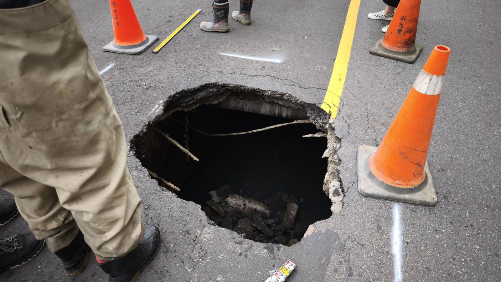 新莊道路現2米「天坑」直通下水道　一不注意就要下去找忍者龜
