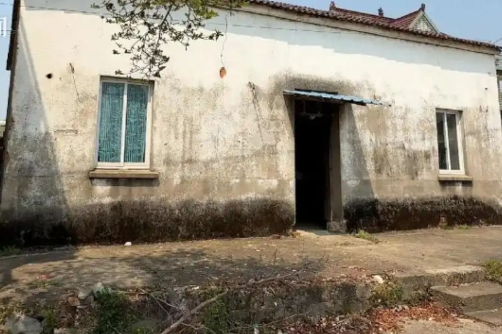 真正癱瘓的李震被安排在衛生條件很差的老家，最後因肺部反覆感染而過世。圖／翻攝看看新聞