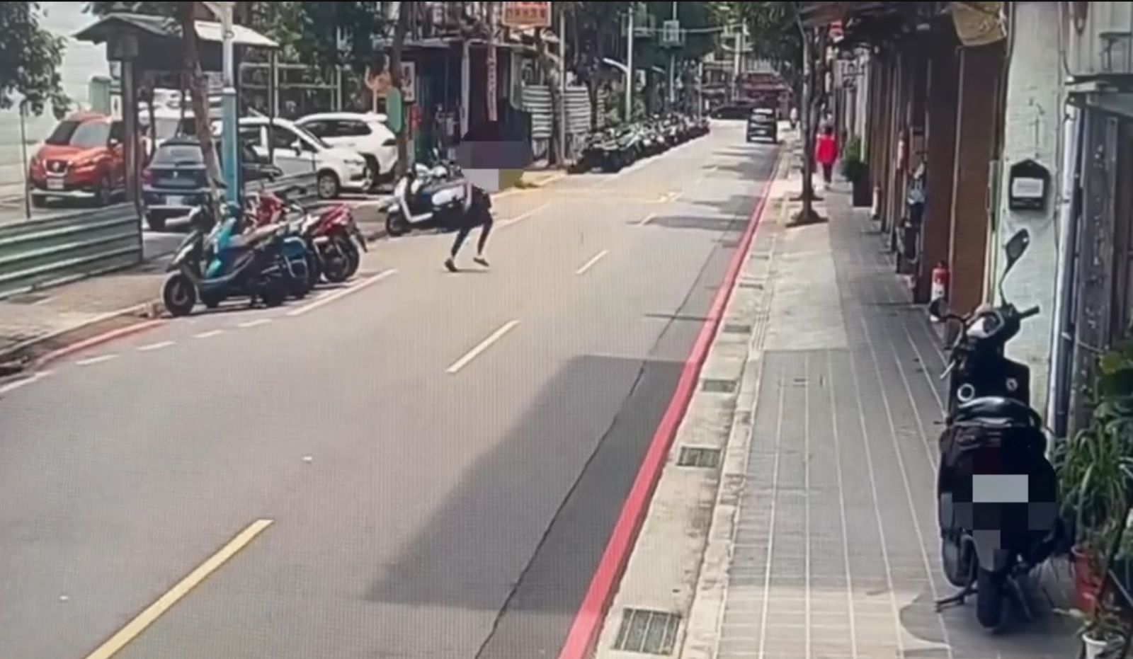 監視器拍到黎男身影。翻攝畫面