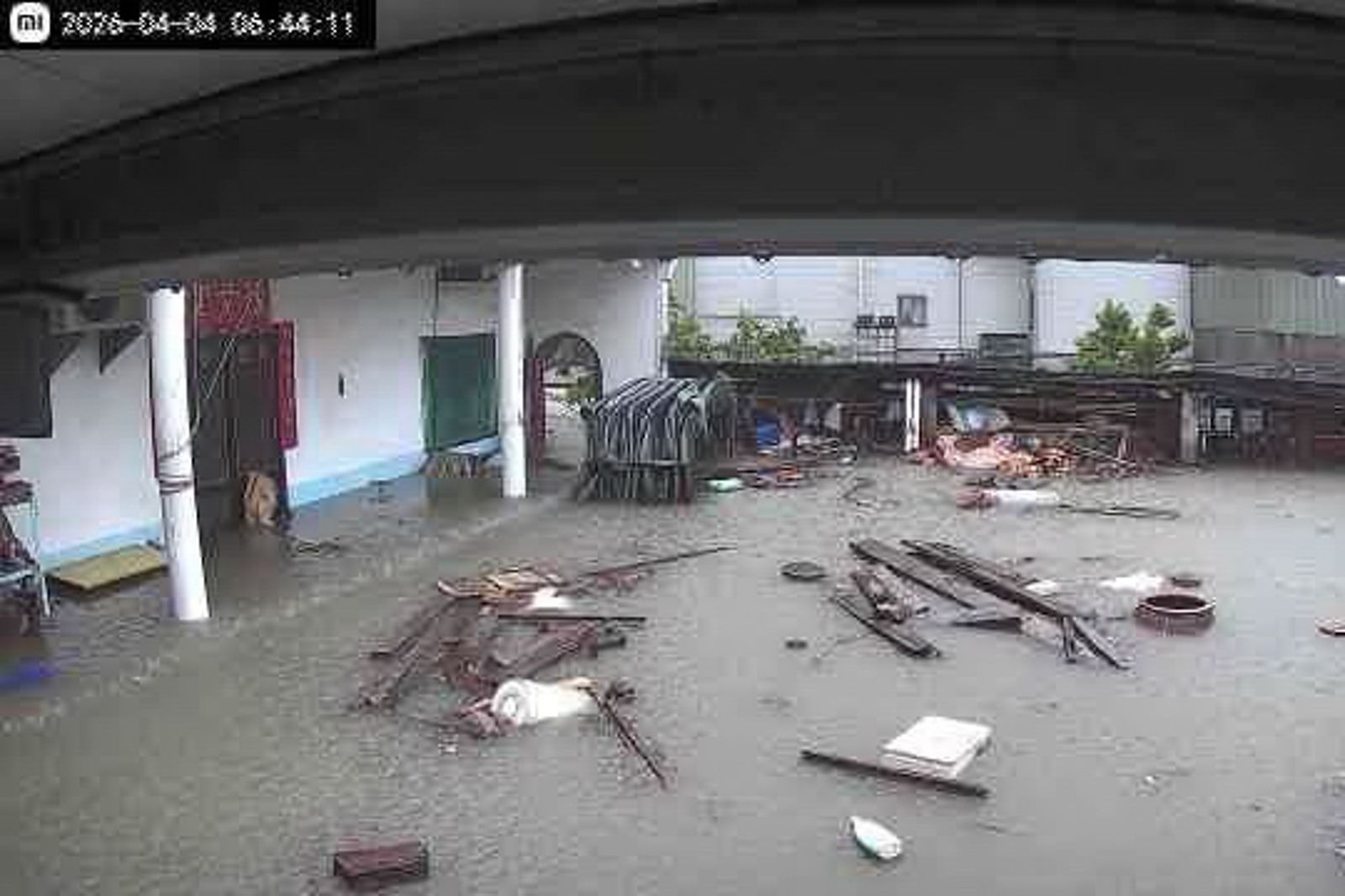 苗栗縣4日暴雨釀災，苗栗市福安里一處三合院水淹高達60公分。民眾提供