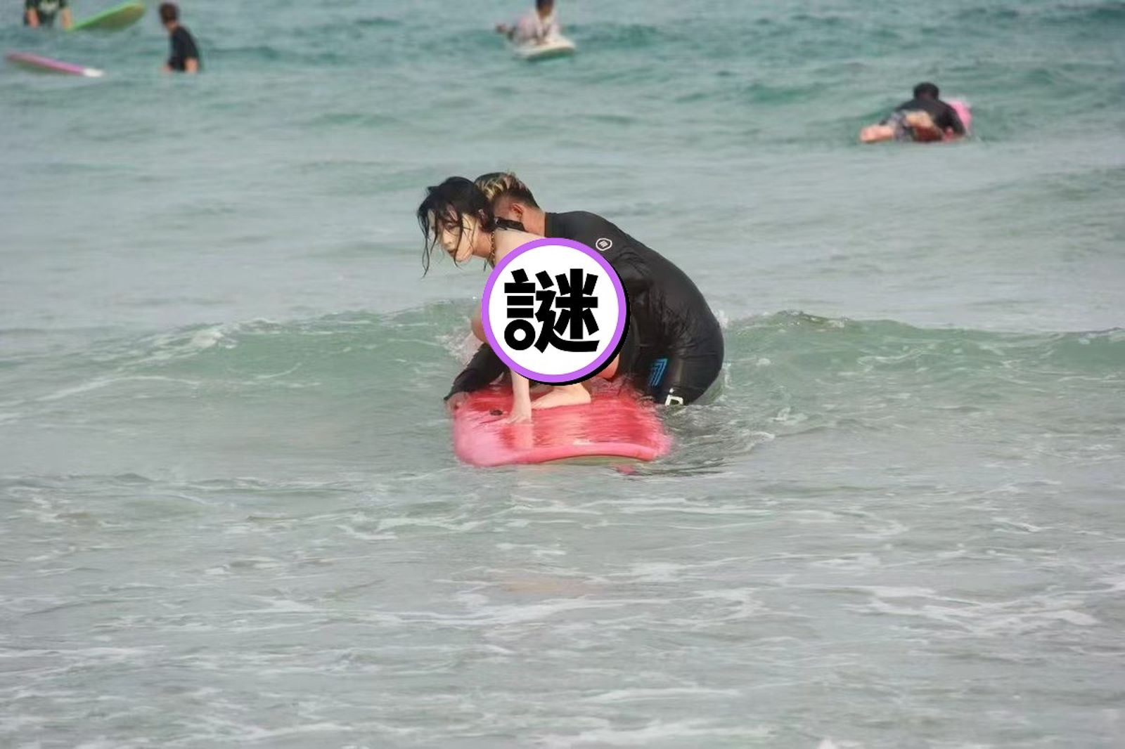 女衝浪致比基尼掉入海中　男教練「手胸罩」護體！網讚太敬業