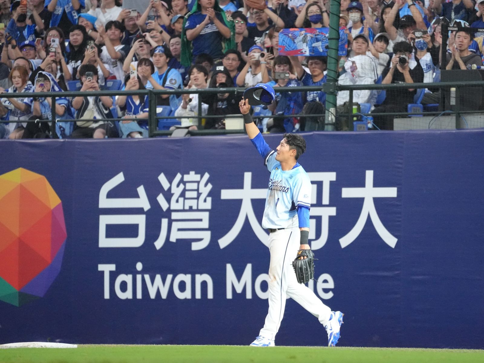 林哲瑄引退賽完美謝幕！敲安跑回追平分　帥氣退場全場邦迷致敬