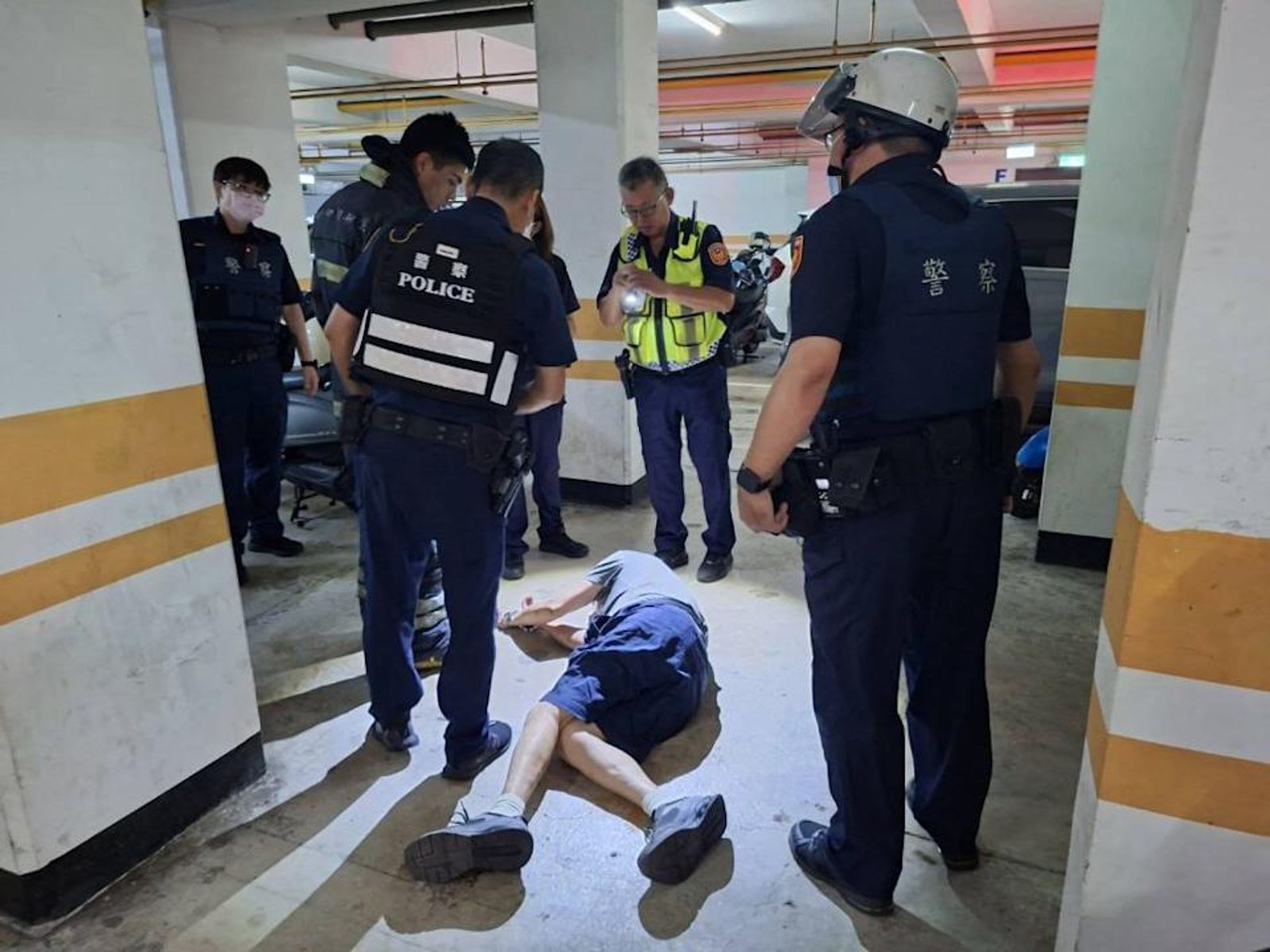 辛男落網時被壓制在地。讀者提供